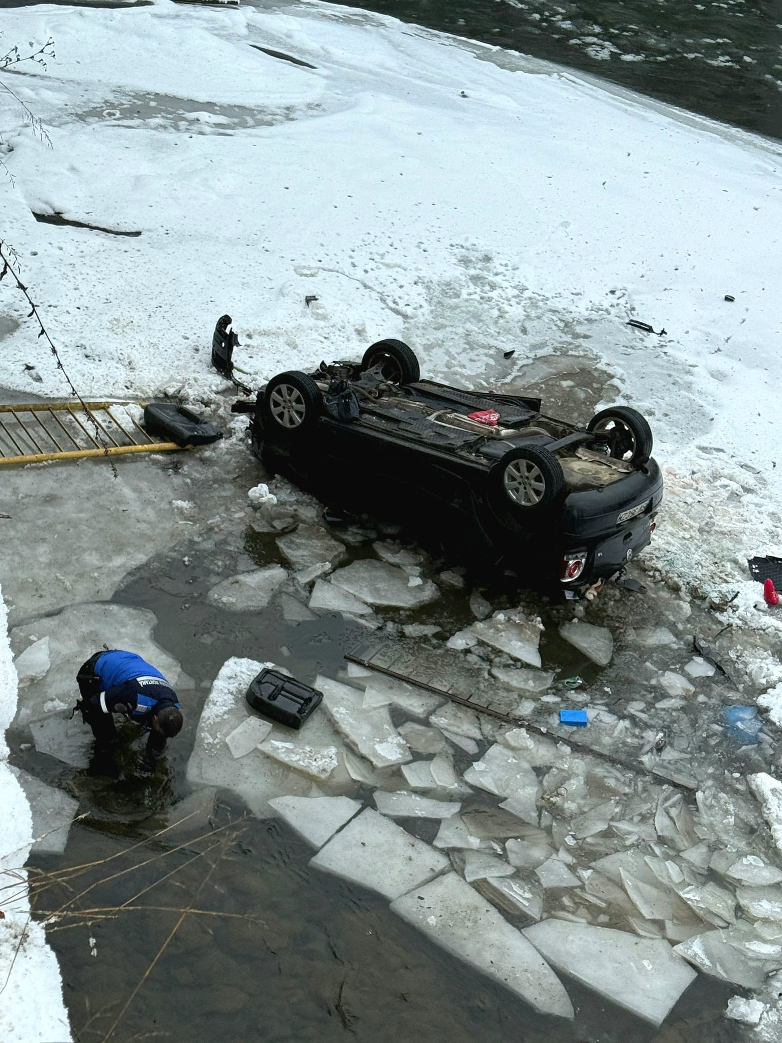 Preotul Ioan Cozma are nevoie de ajutor după ce soția și cei 5 copii s-au răsturnat cu mașina în râul Bistrița, la Vatra Dornei
