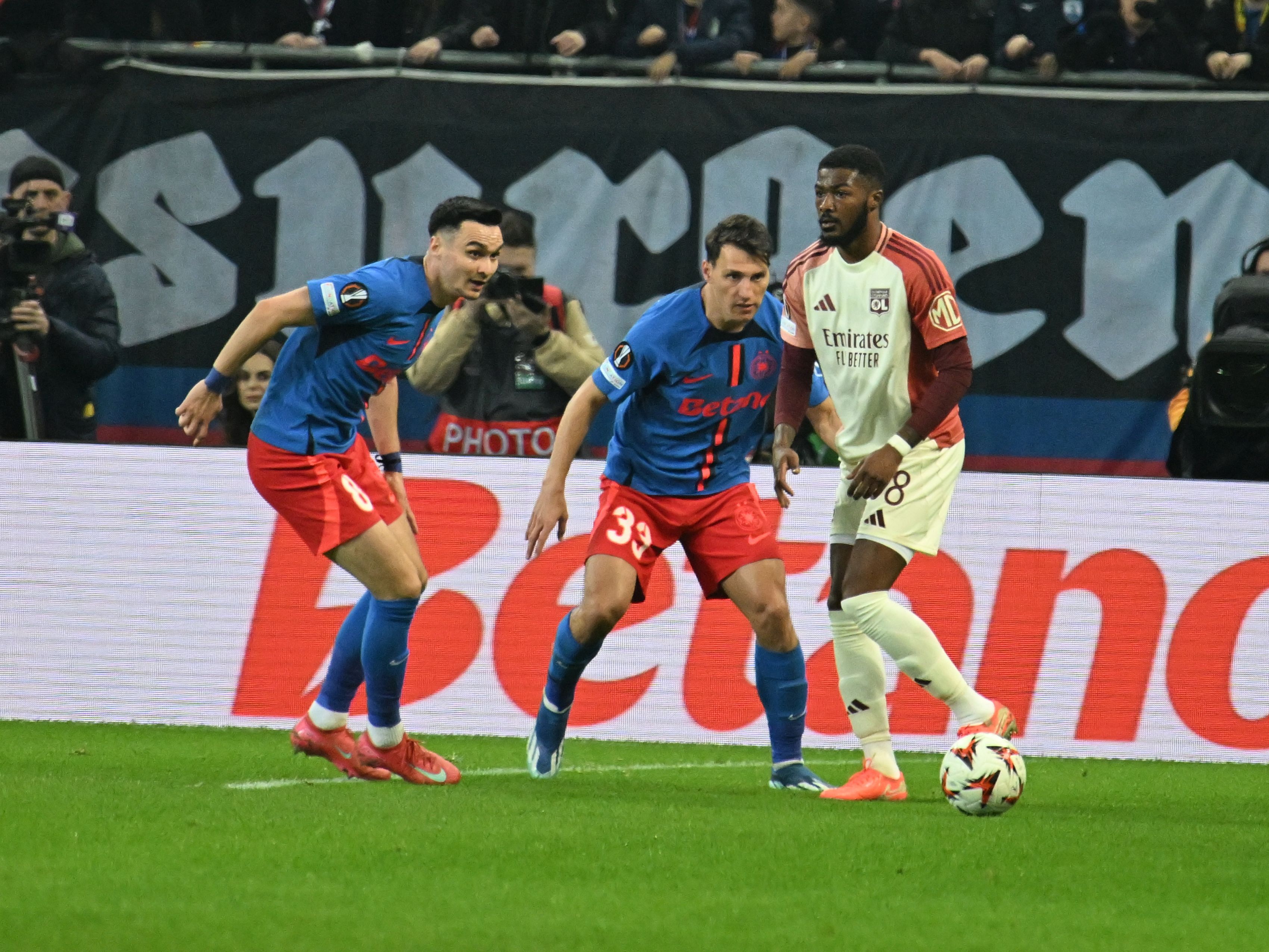 Cine transmite meciul Lyon - FCSB la TV în România. Partida din Europa League se vede pe două posturi