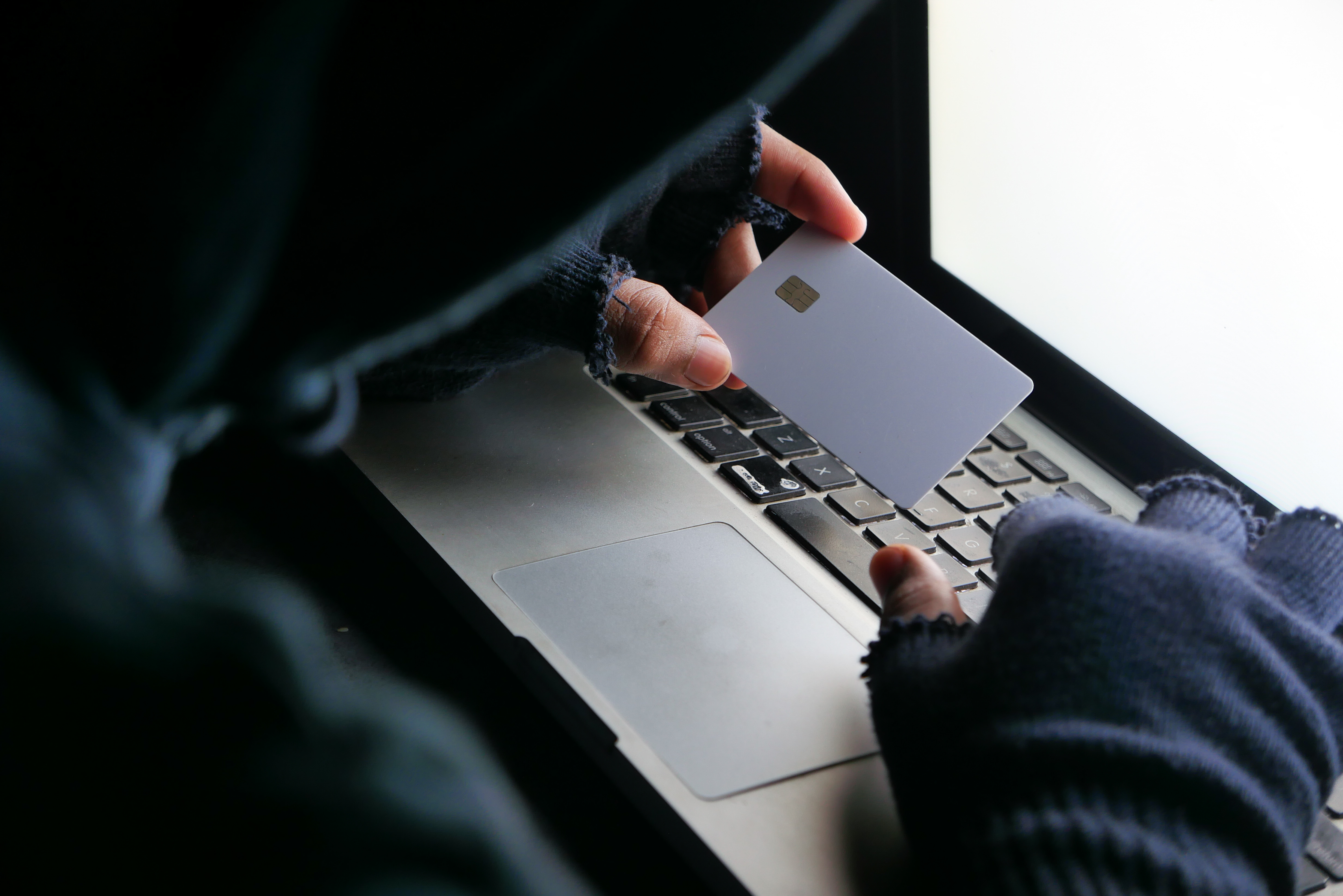 Fraude de sărbători la care sunt expuși românii. Cum le identificăm și cum ne protejăm