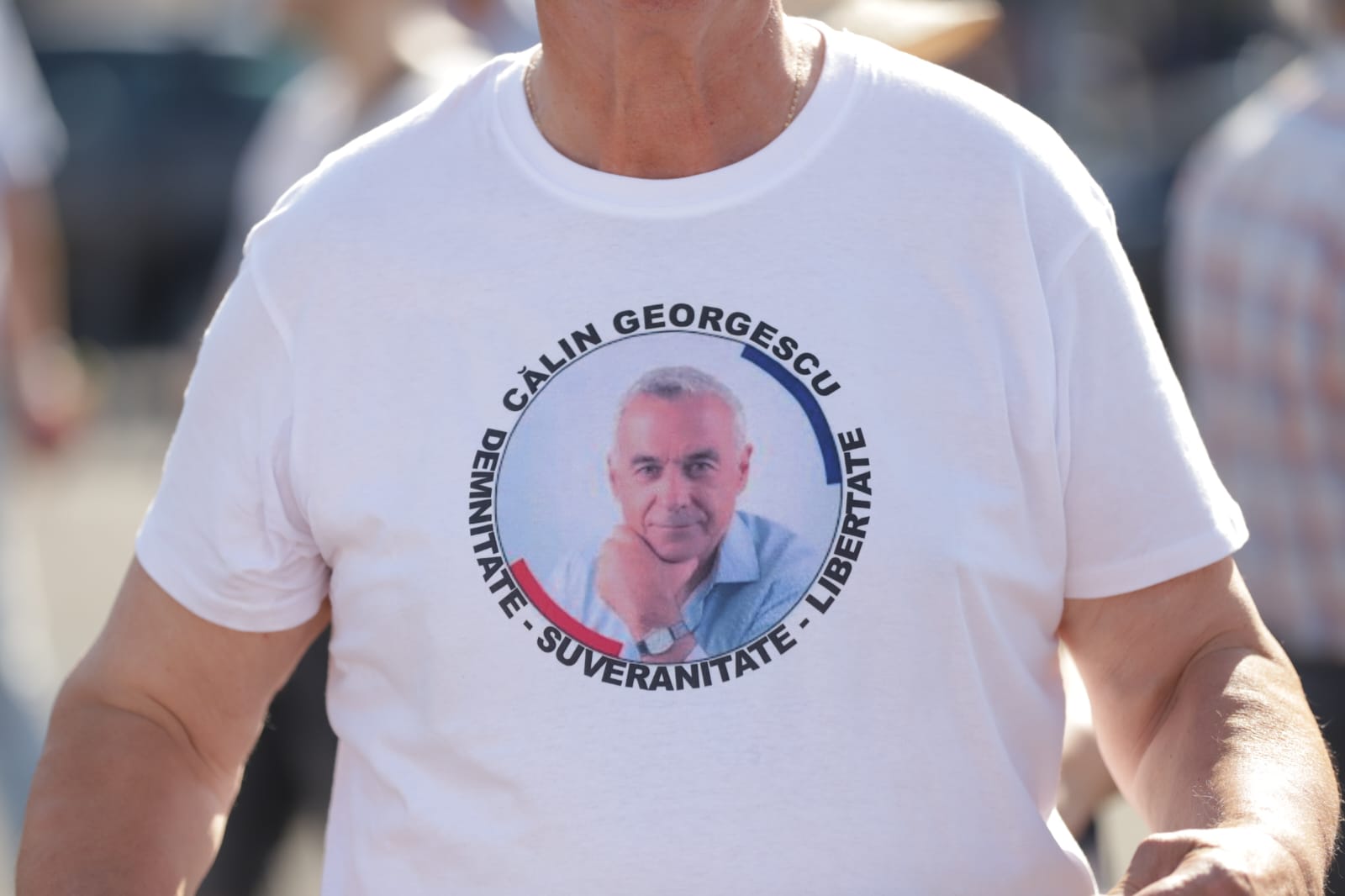 Susținătorii lui Călin Georgescu protestează în Piața Victoriei după majorarea TVA și își strigă nemulțumirile pe versurile unei melodii: „Tăiați de la voi, nu de la noi”