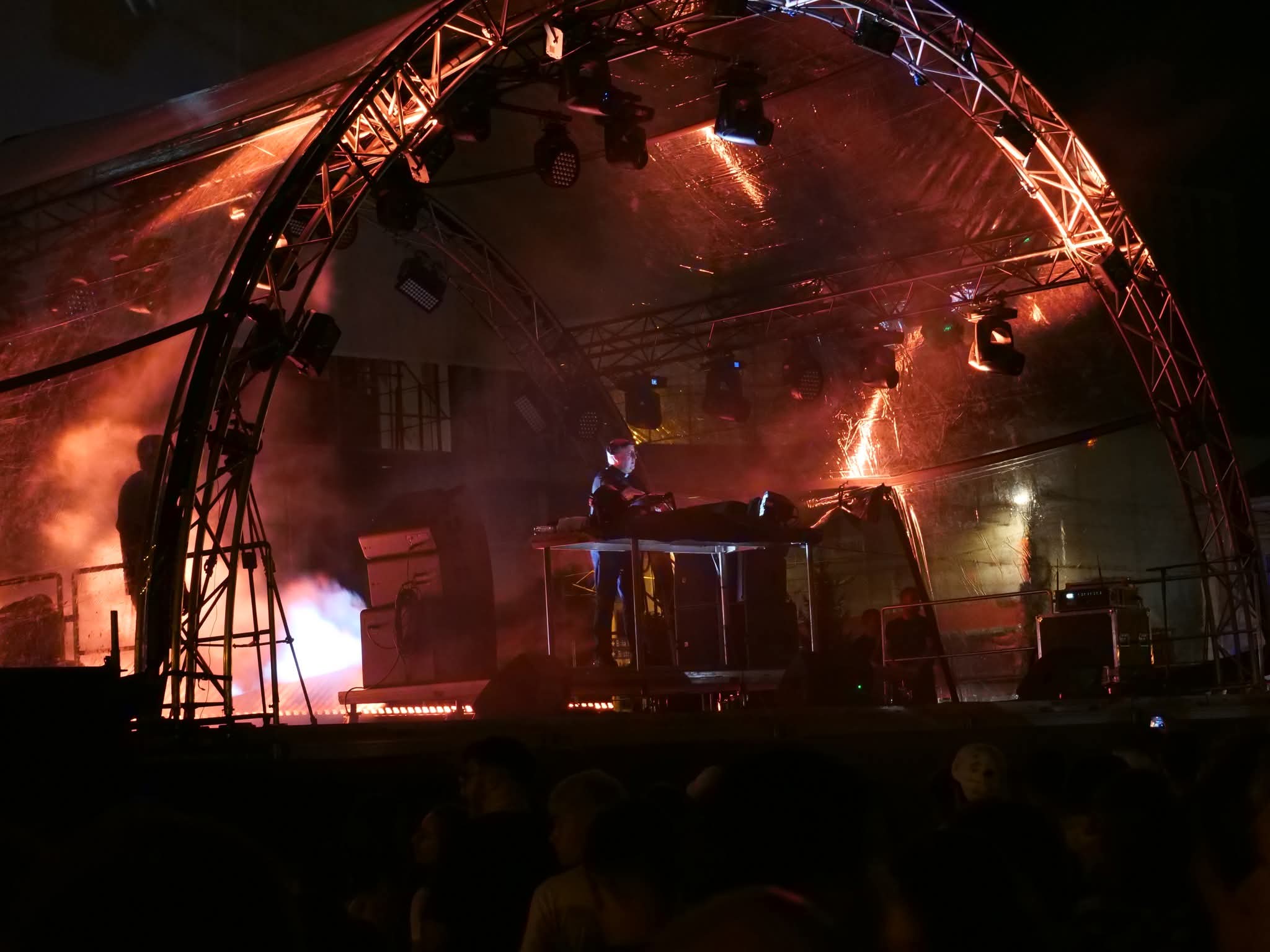Un preot DJ a făcut show pe o scenă, la Cluj: „Mixez această credință”
