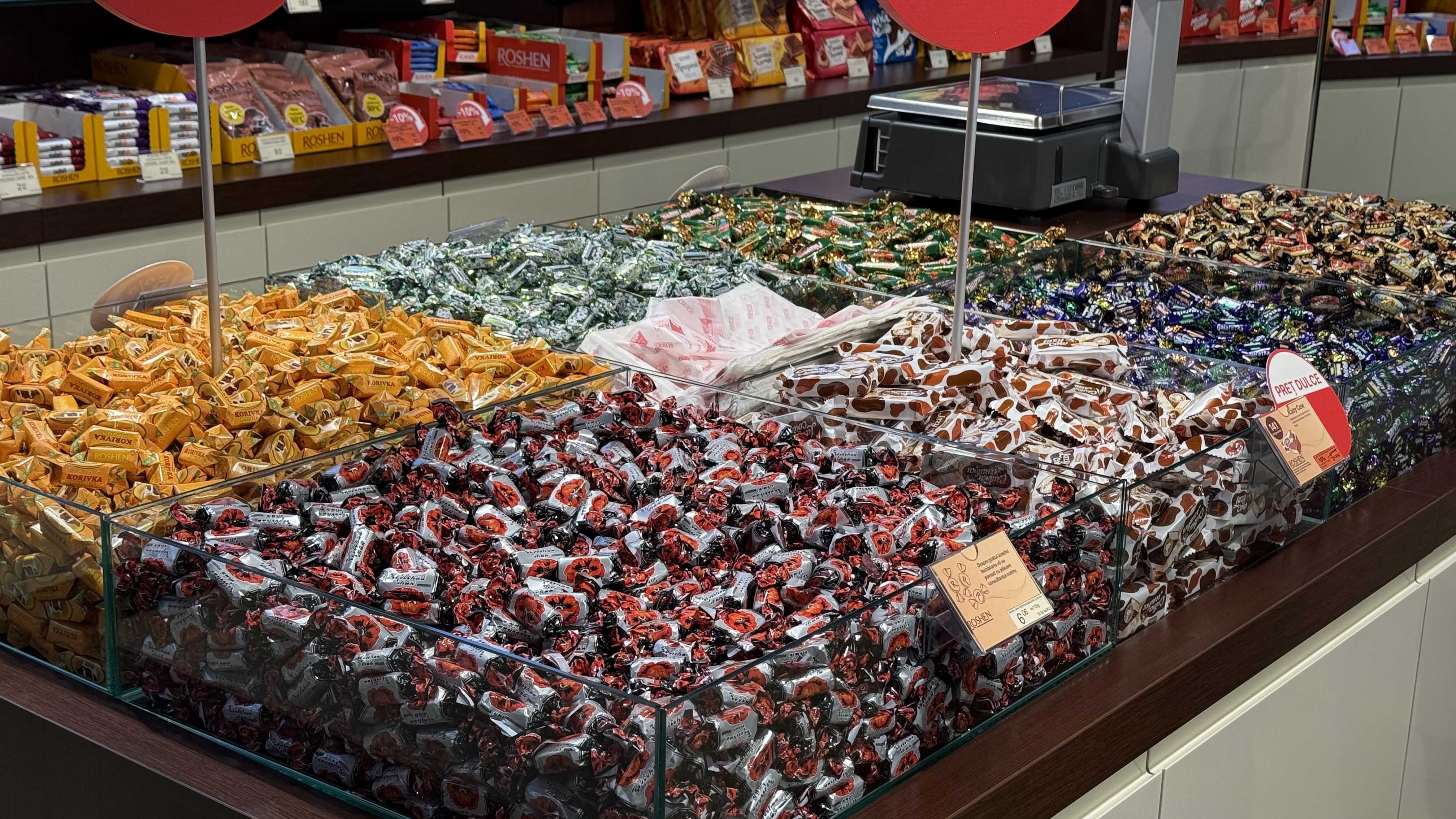 Noul templu al dulciurilor din București. Peste 300 de sortimente de produse. Cât costă și de ce toată lumea vorbește despre magazinul de la Piața Unirii