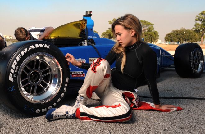 O blondă va alerga în Formula 1. Piloții își vor ”rupe” gâtul după ea / FOTO&VIDEO