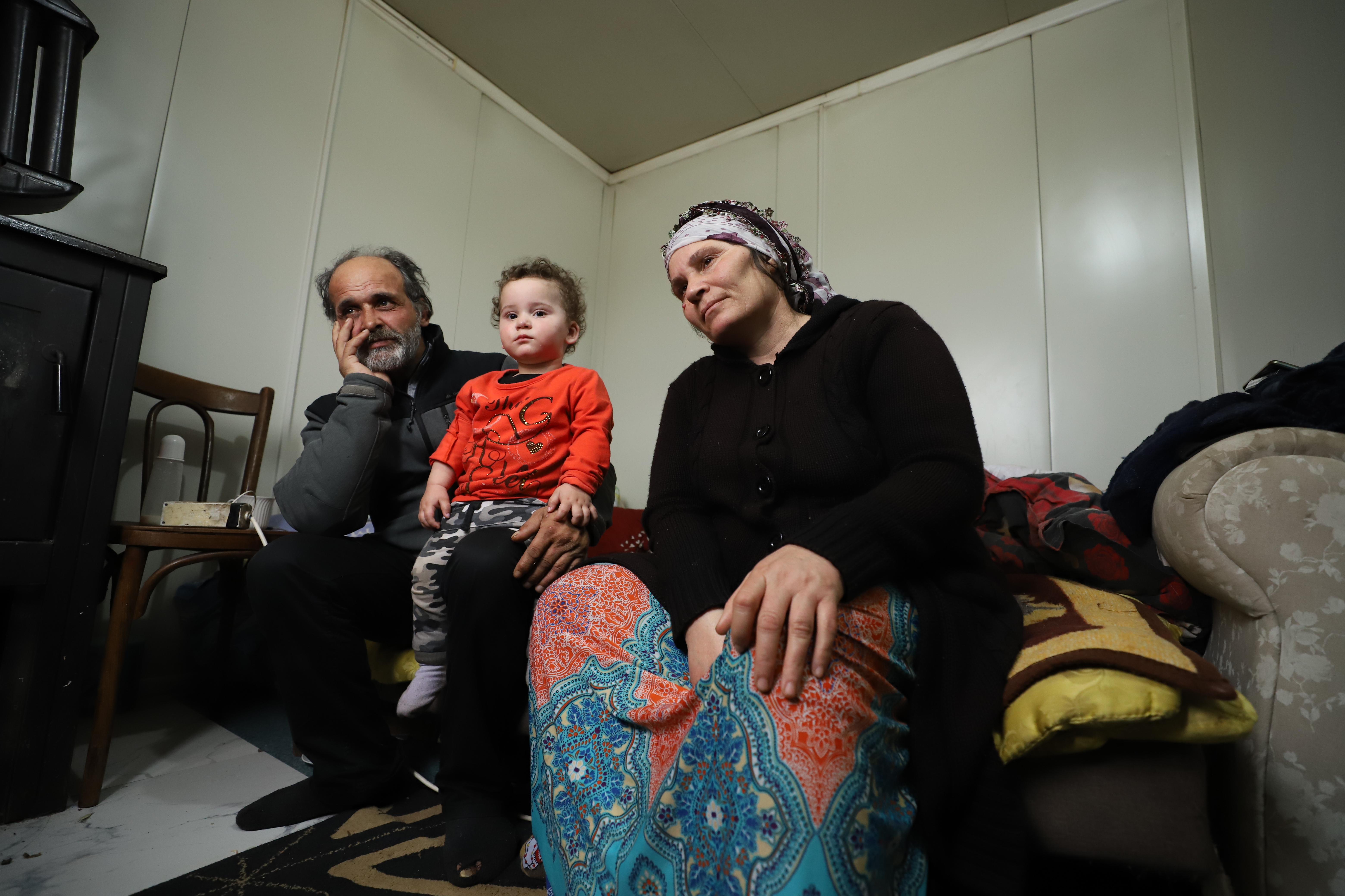 REPORTAJ. Viața chinuită a unei familii cu cinci copii, care s-a mutat din grajd în container: „Primăria nu ne dă hârtie să ne legăm la curent”. De ce i-a lăsat și fără ajutorul social
