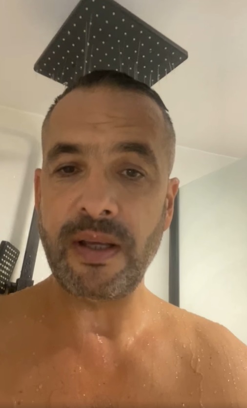 Explicația lui Mădălin Ionescu, după ce s-a filmat live din duș, pe Facebook: „Când vorbești despre cultură e greu să faci vizualizări”
