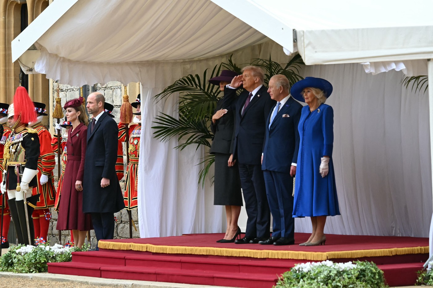 Duelul ținutelor dintre Kate Middleton și Melania Trump. În timp ce prințesa de Wales a purtat o rochie de 2.330 lire sterline, prima doamnă a ales un costum haute couture