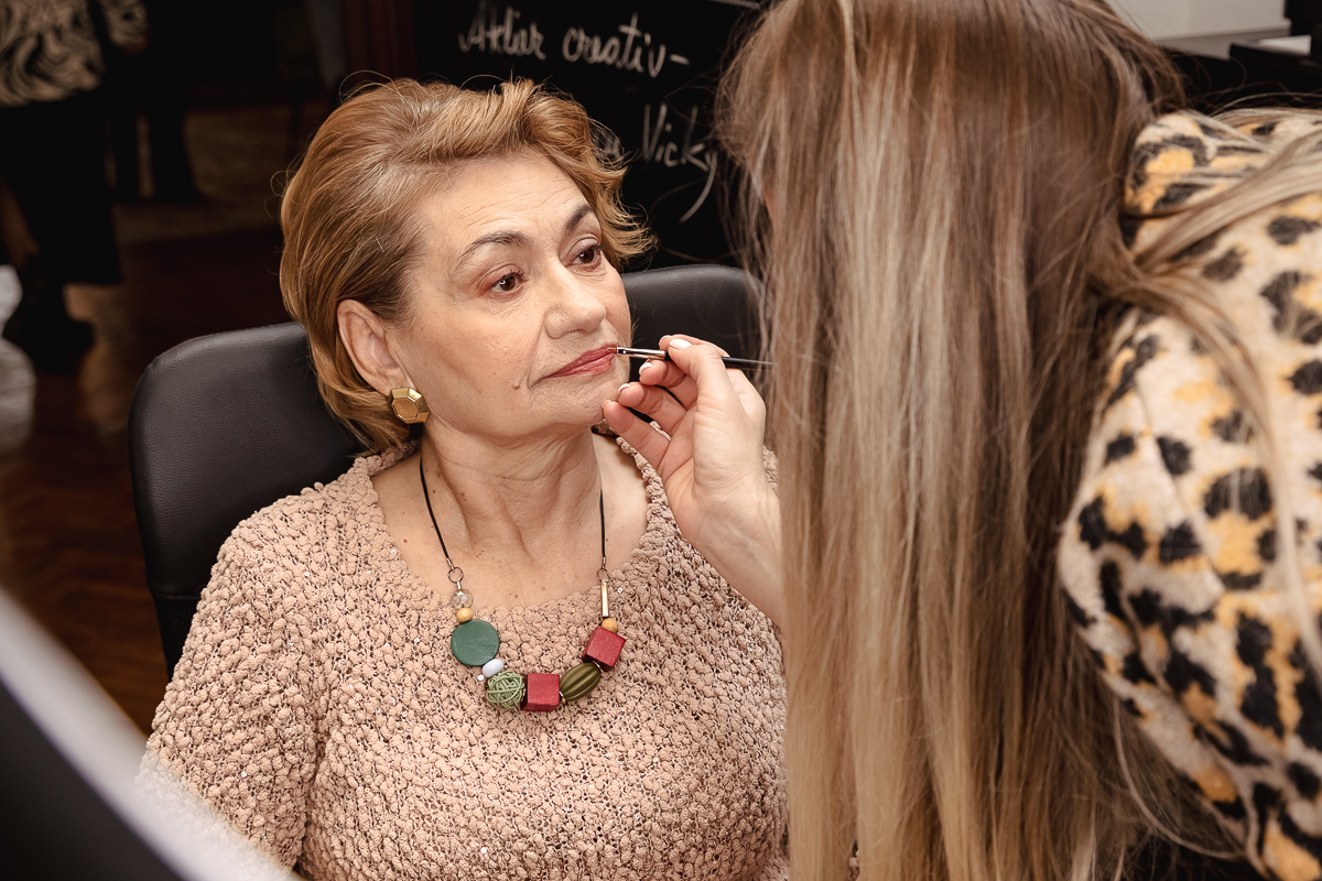 REPORTAJ. „Mă îmbrac de la «casa de modă» SH, am o cremă cu acid hialuronic de 8 lei”. Cadou de 8 Martie pentru 300 de femei din toată țara: transformare la coafor