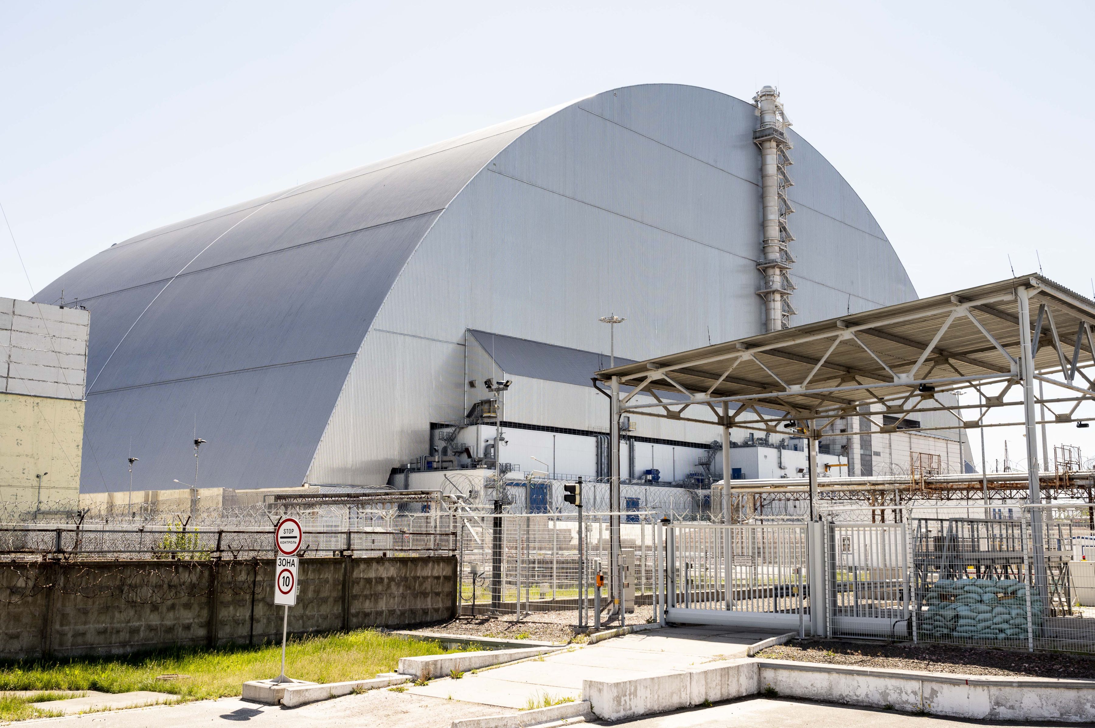FOTO. „Lumea rusă”, ajunsă la Cernobîl: Tranșee săpate în pădurea radioactivă, zone minate, hard disk-uri și procesoare furate din laboratoare