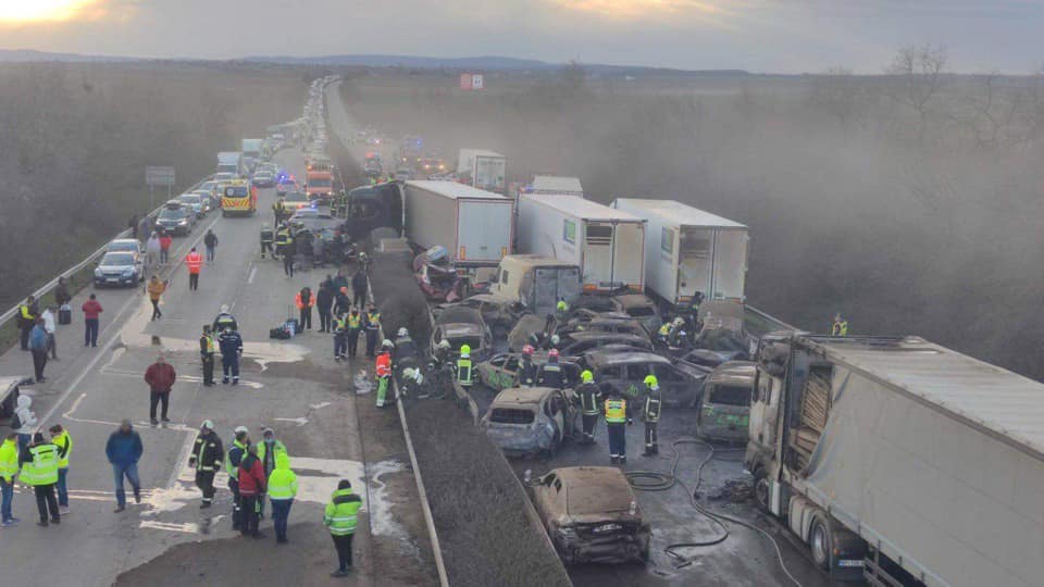 Un cadavru a fost găsit sub epavele mașinilor arse în accidentul uriaș din Ungaria, unde trei români sunt printre victime