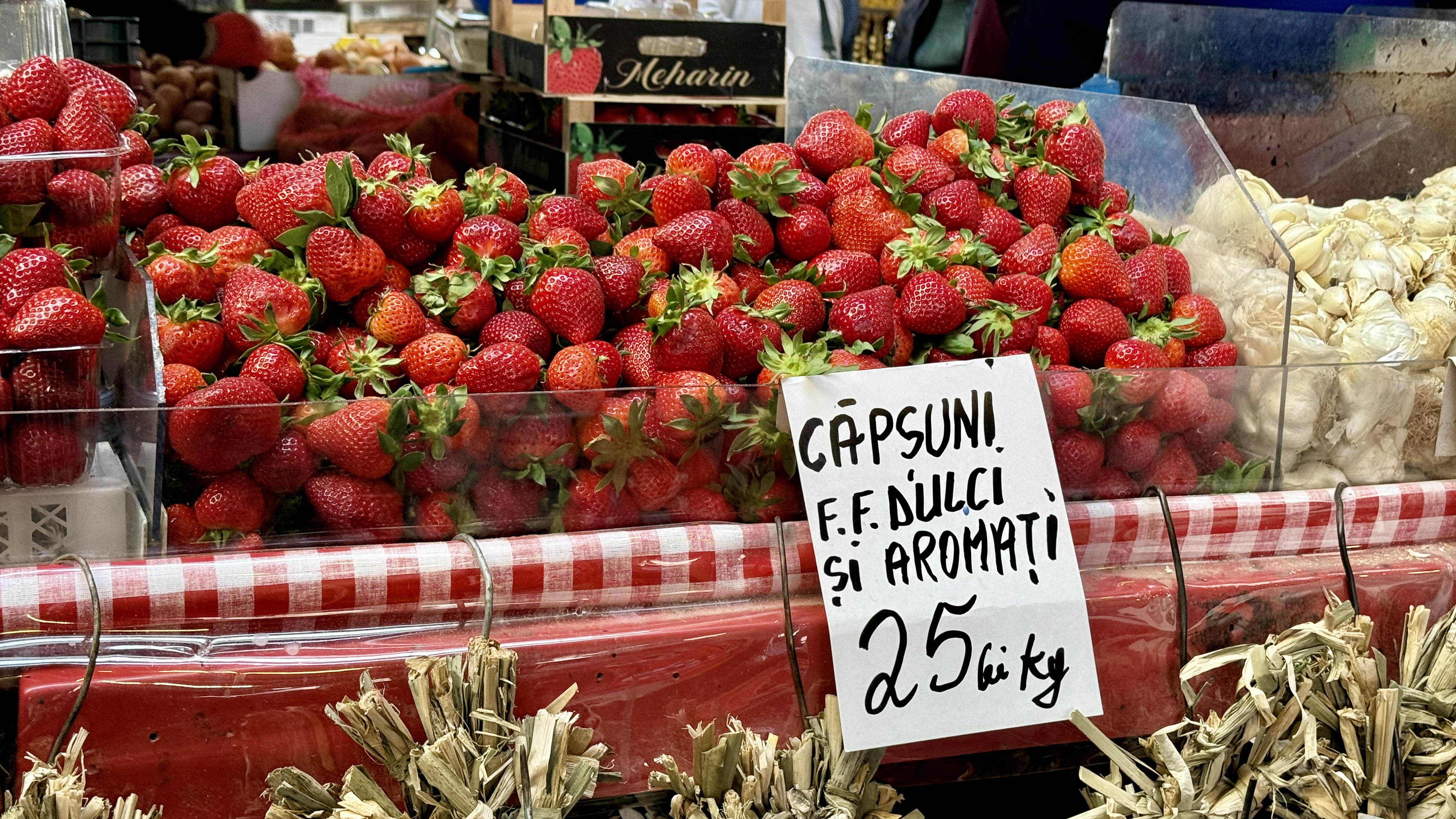 Cât costă un kilogram de căpșuni românești în piață? Unde sunt cele mai mari cozi