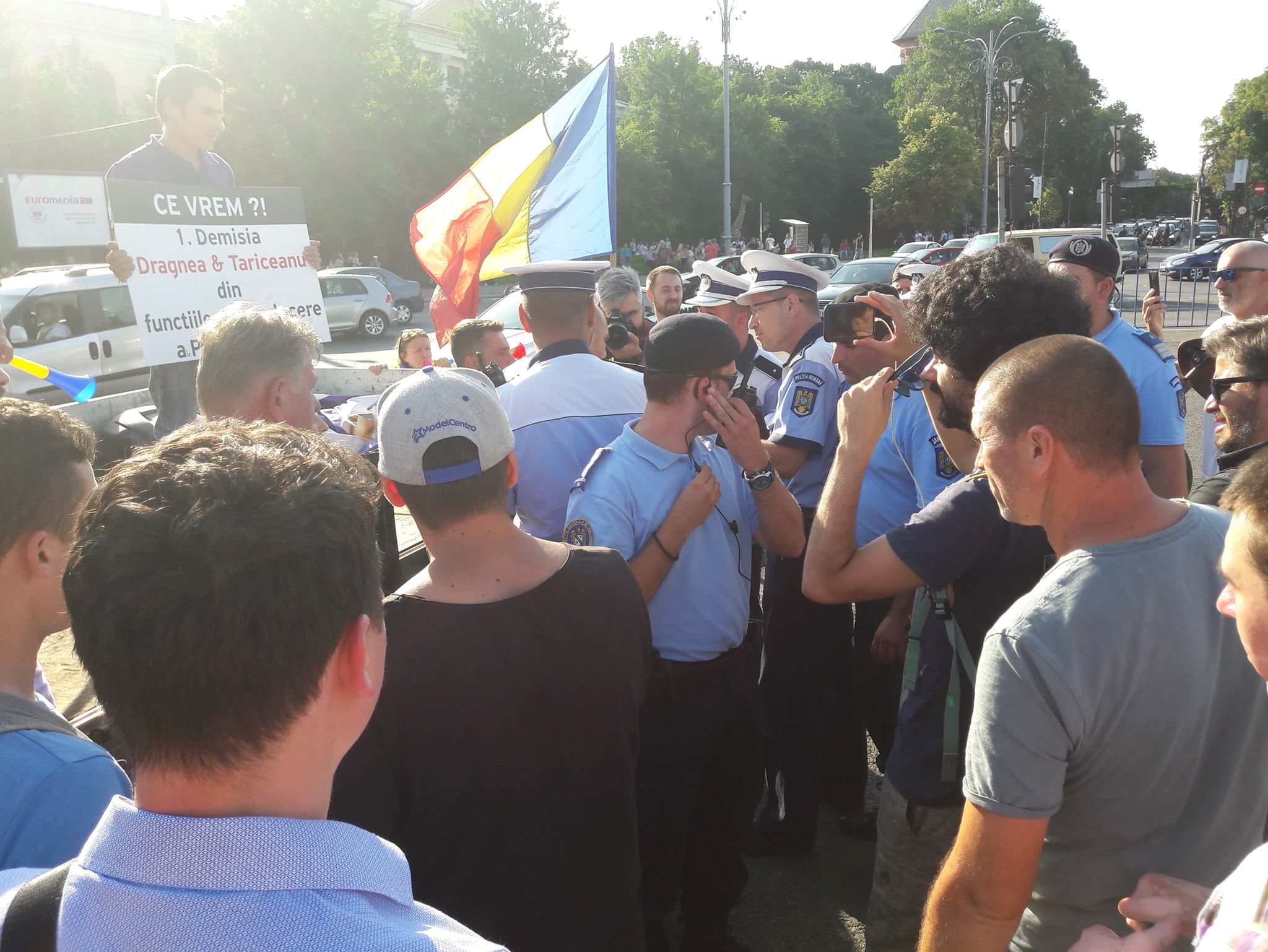 UPDATE. Protest în Piața Victoriei față de adoptarea CPP. Oameni amendați și îmbrânceli cu jandarmii (Foto&Video)