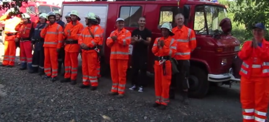 A cerut-o în căsătorie cu pompierii după el! VIDEO