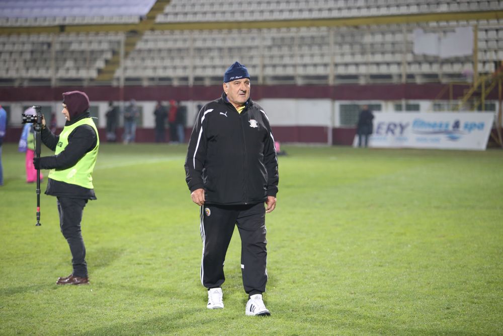 FOTO/Daniel Pancu, în genunchi în fața fanilor rapidiști! Declarație de dragoste pentru suporteri, la ultimul meci oficial pe stadionul Giulești: „De asta nu am jucat la Steaua, la Dinamo, datorită lor!”