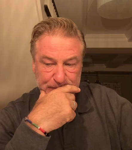 Primele imagini cu Alec Baldwin după ce a intrat cu mașina într-un copac. Cine se afla alături de el