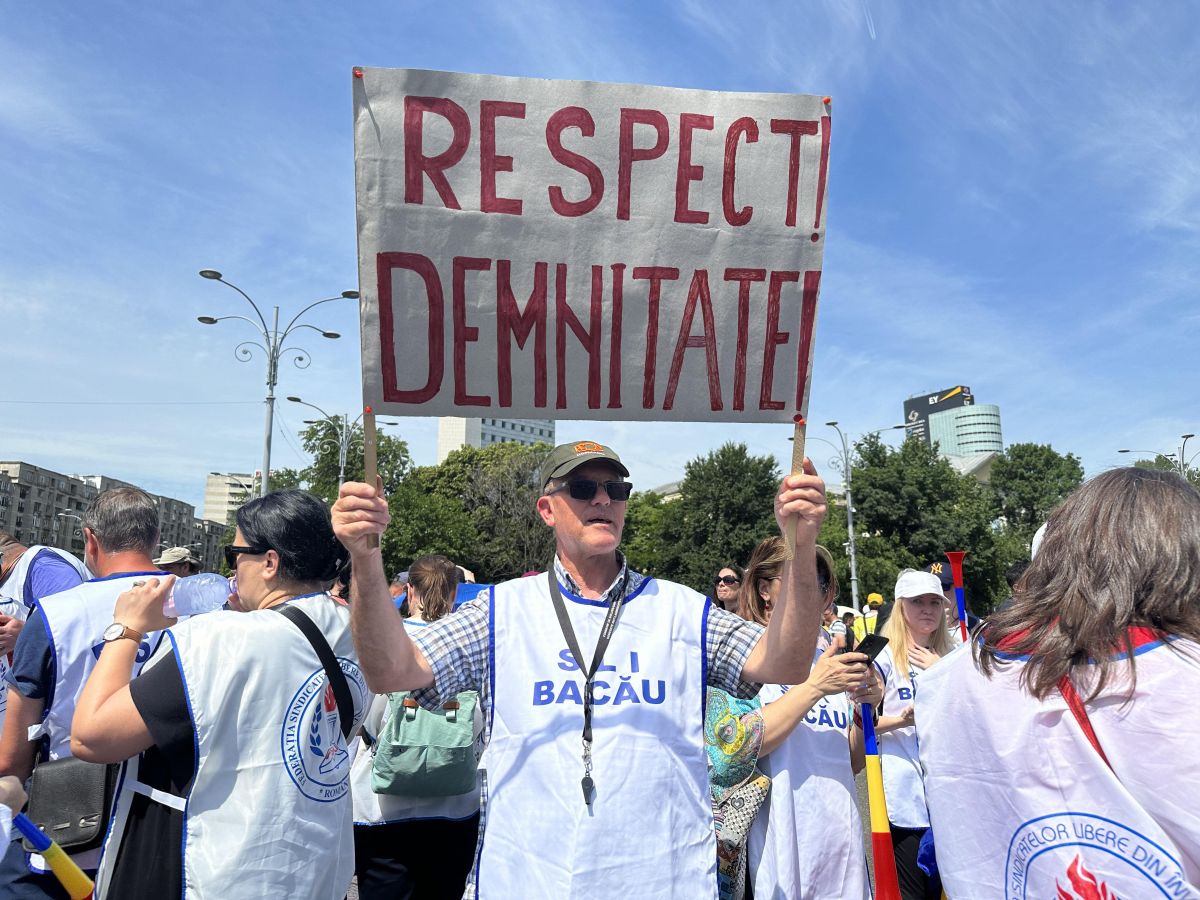 Protest al profesorilor, în a treia săptămână de grevă. Manifestanții au scandat în fața Palatului Cotroceni: „Demisia!”, „Nu cedăm!”