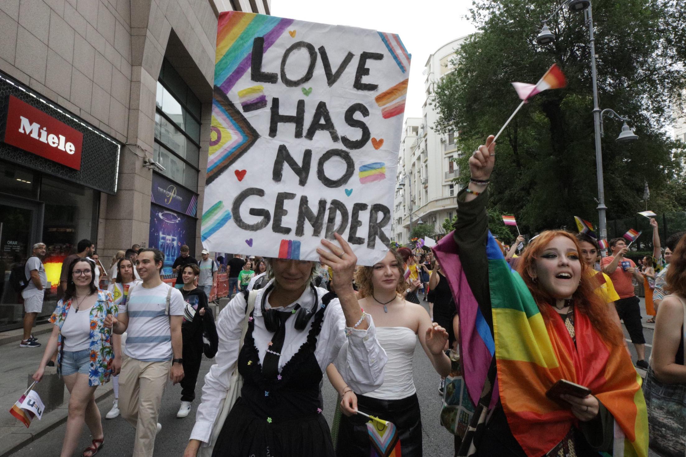 Aproape 25.000 de oameni au participat la Bucharest Pride, la câteva ore după ce 150 de persoane au luat parte la „Marșul normalității”