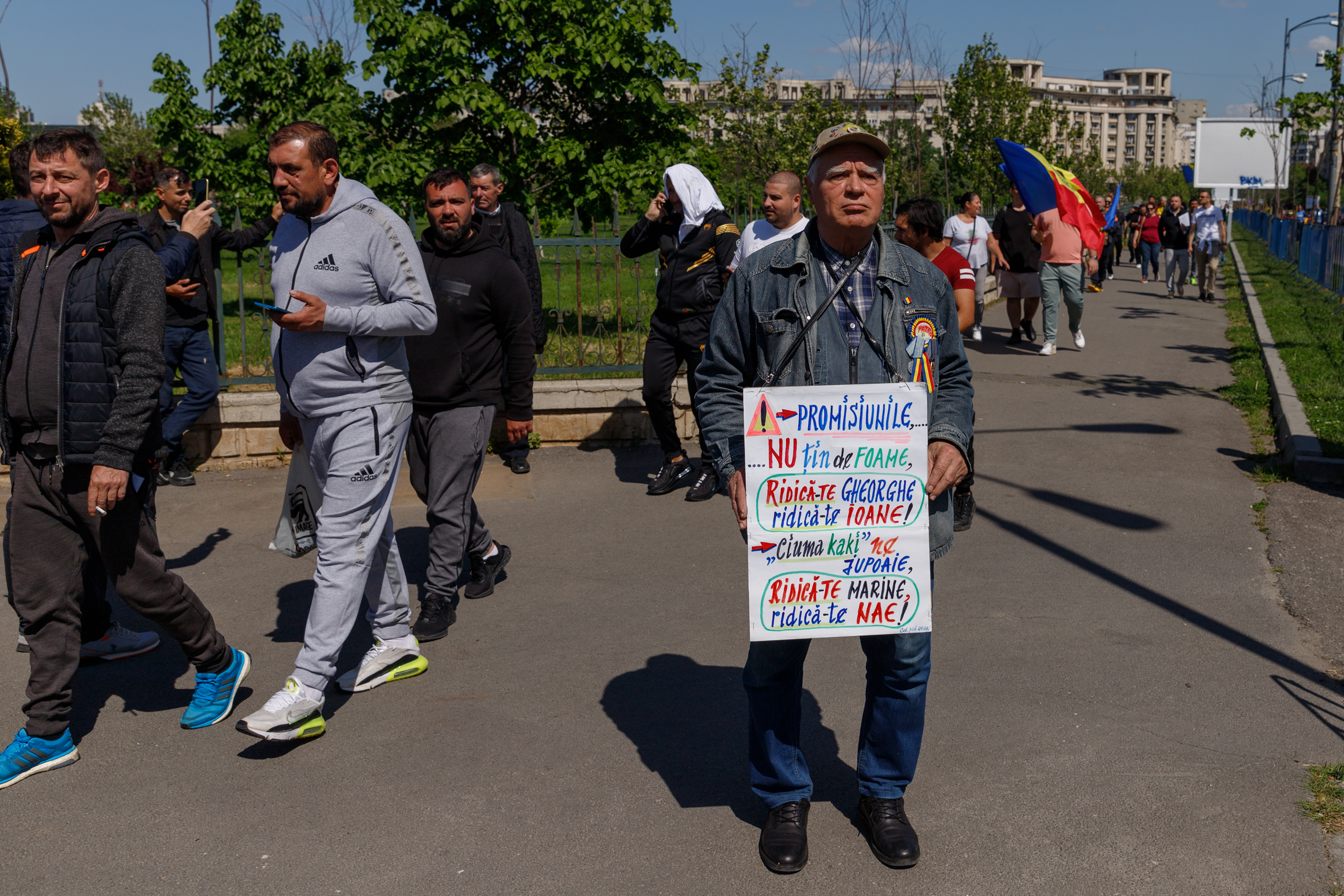 REPORTAJ. Am mers patru ore alături de protestatarii AUR. Ce i-a motivat să vină de la sute de km distanță la chemarea singurului lider de partid din România care e pomenit de susținători pe numele mic: „George”