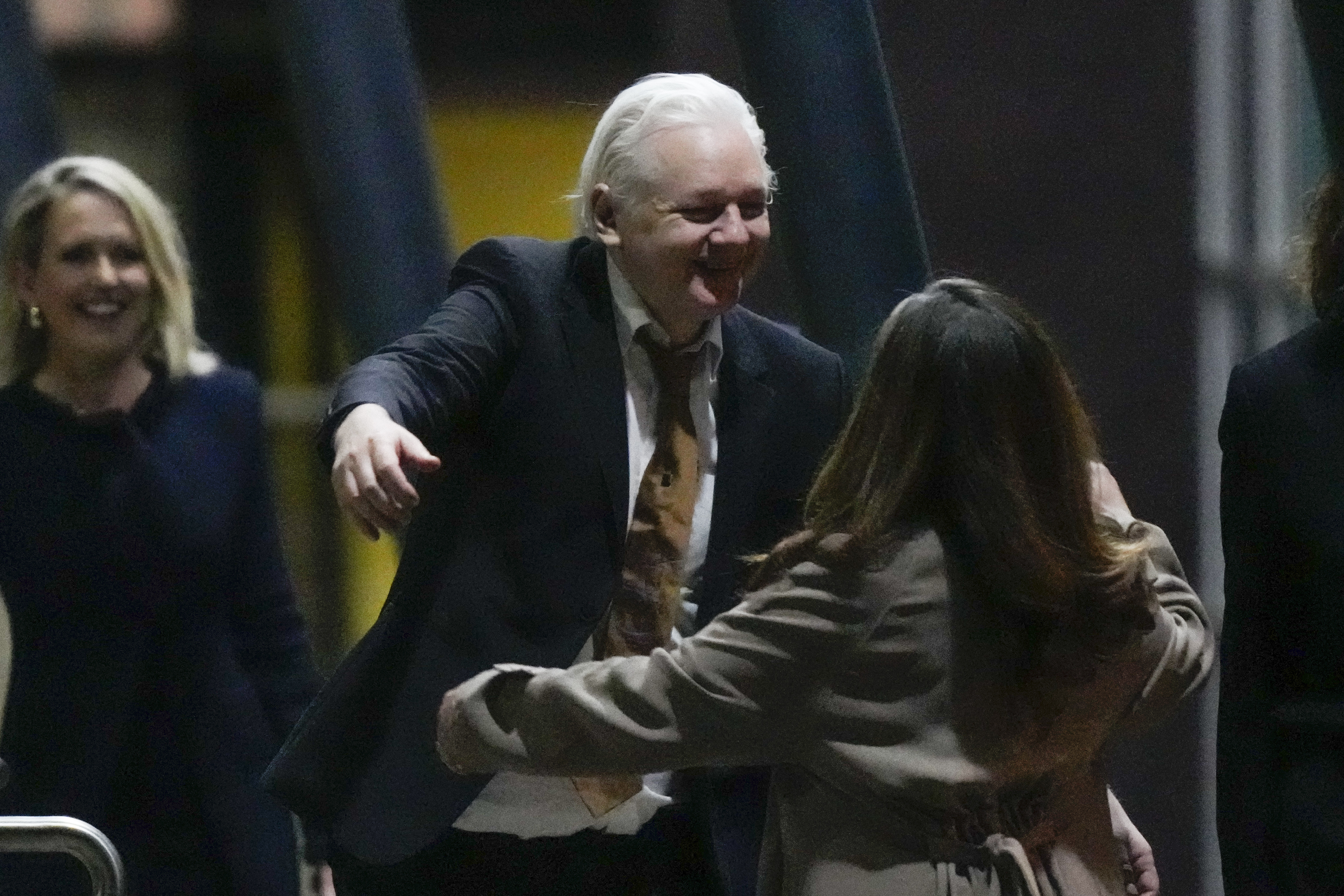 Julian Assange a ajuns în Australia, după eliberarea din închisoare: a fost așteptat de familie și de numeroși susținători pe aeroport