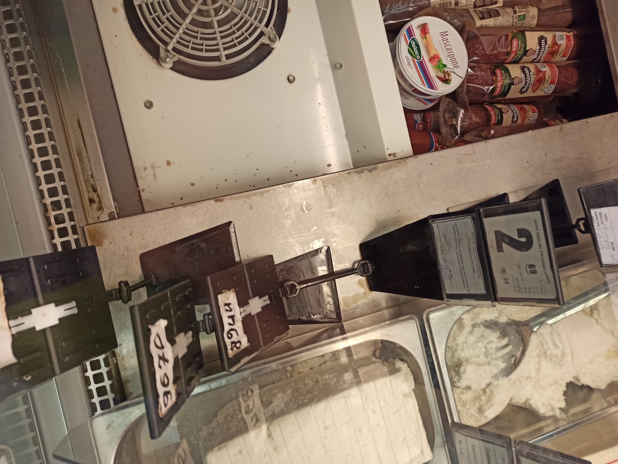 Sute de kilograme de alimente, oprite de la comercializare în două din cele mai populare stațiuni montane. Ce au descoperit inspectorii ANPC