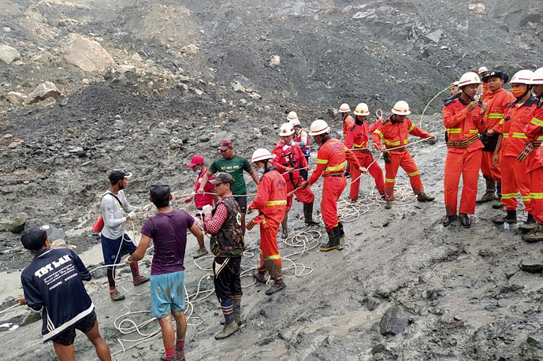 GALERIE FOTO | Cel puţin 113 persoane au murit într-un accident produs într-o mină din Myanmar