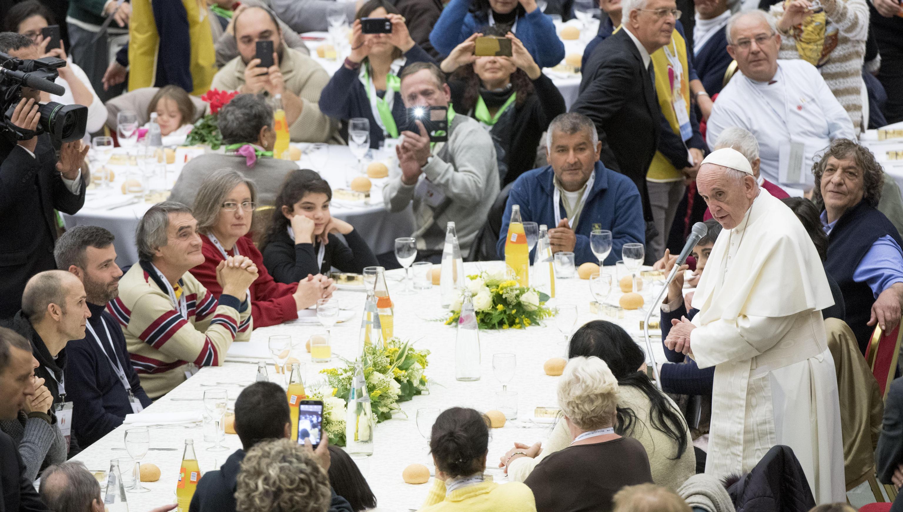 Papa Francisc a invitat persoane fără adăpost la Vatican: "Ajutorarea celor săraci este pașaportul către paradis"