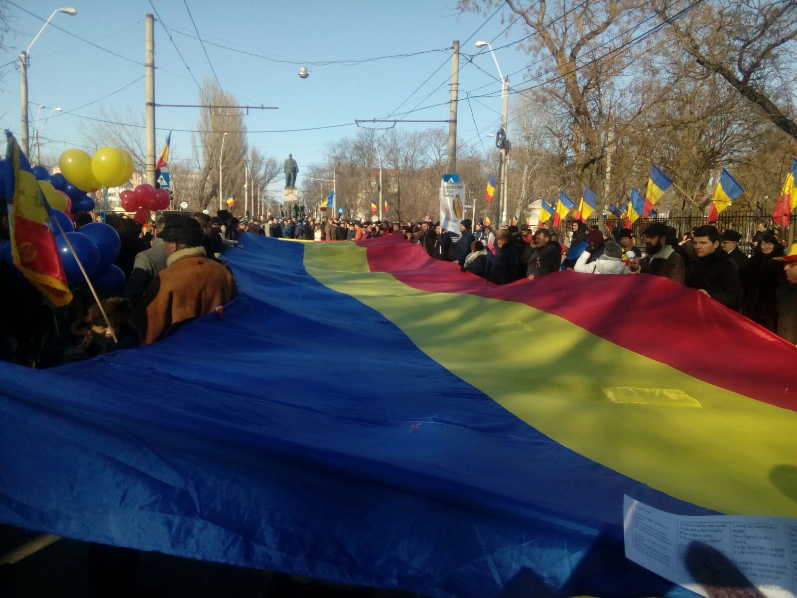 Hora Unirii, la statuia lui Cuza de la Galați: "Toți românii, de la fașă la barbă albă, aici să fie!"| GALERIE FOTO