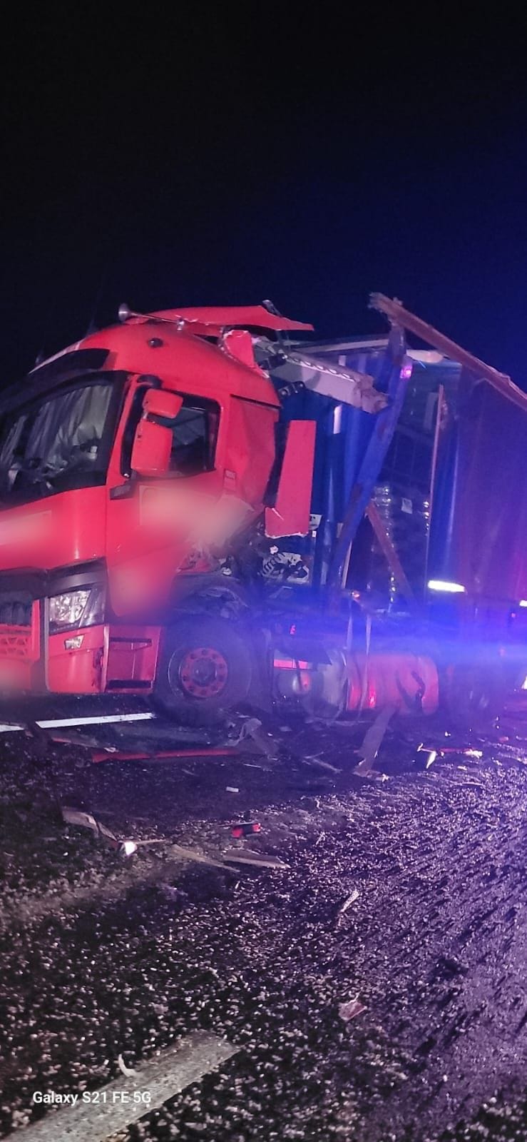 Un șofer de TIR a ars de viu, în Giurgiu, după ce două camioane s-au ciocnit violent și a rămas încarcerat în cabina răsturnată