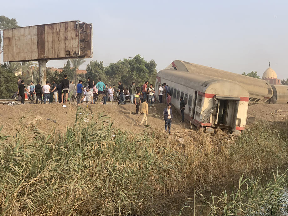 11 morți și aproape 100 de răniți, după ce un tren a deraiat în Egipt