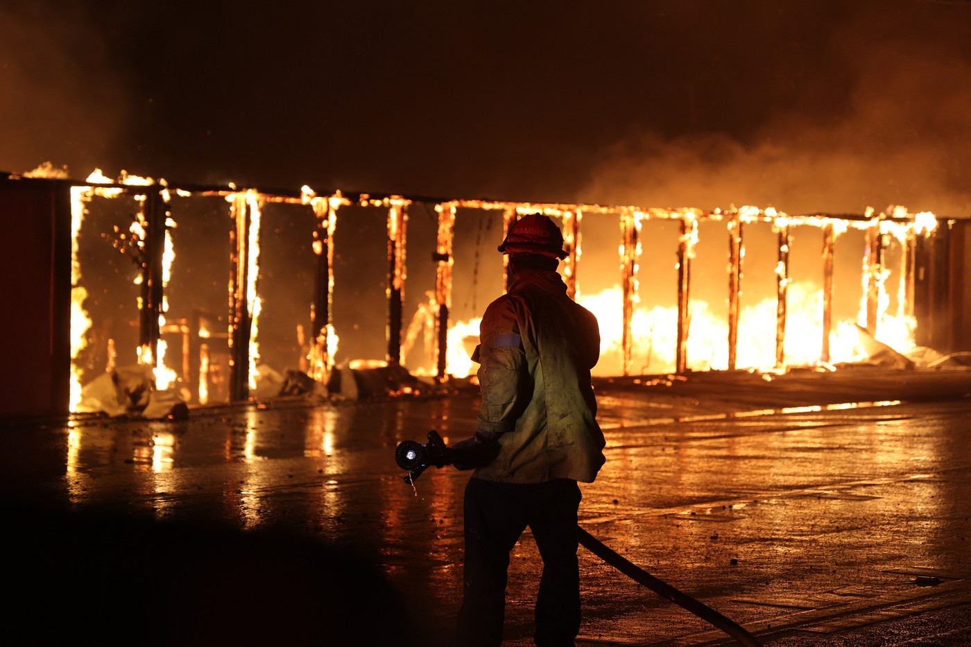 Cel puțin 10 oameni au murit în incendiile de proporții din Los Angeles: „E ca şi cum o bombă atomică ar fi fost aruncată”