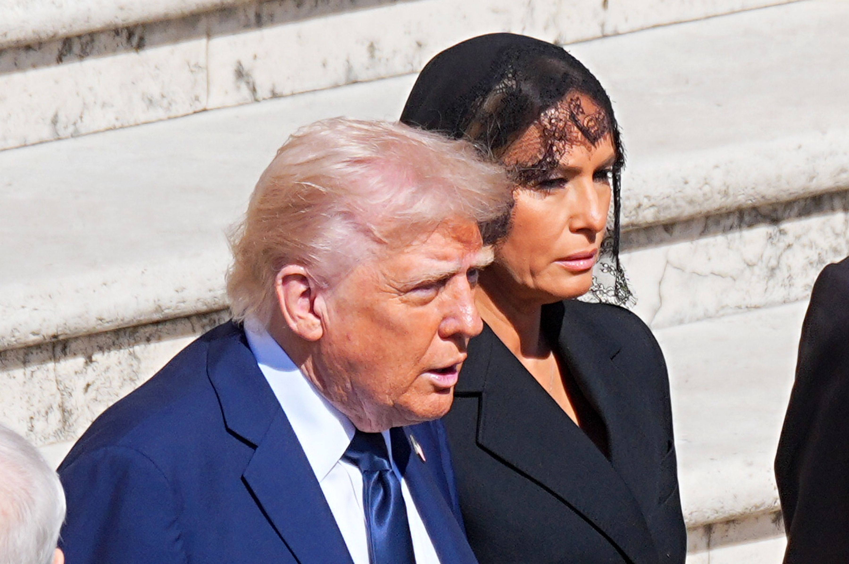 Ce i-a șoptit la ureche Melania Trump lui Donald Trump la funeraliile Papei Francisc. Un expert i-a citit pe buze primei-doamne