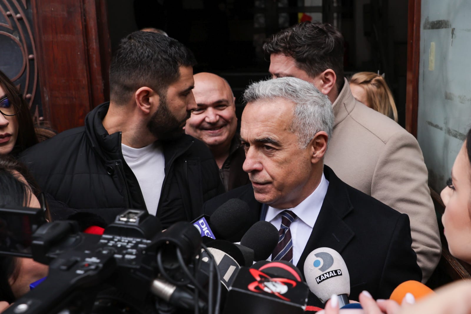 Călin Georgescu, înconjurat de susținători în fața Judecătoriei Sectorului 1: „Sunt nevinovat”. Decizia judecătoriei, amânată