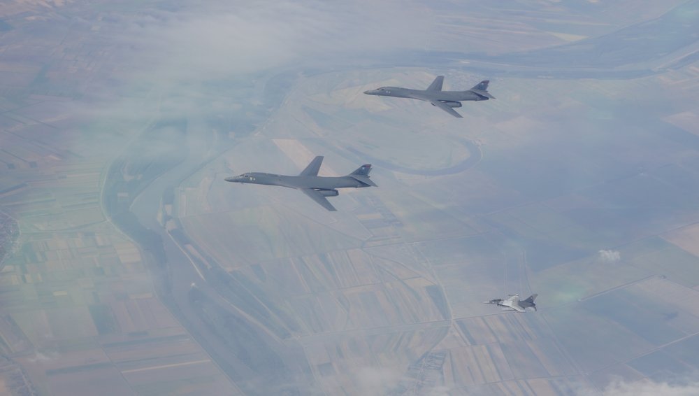 Bombardierele americane au desfăşurat în premieră antrenamente în spaţiul aerian al României