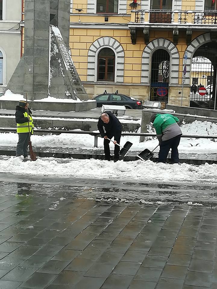 Emil Boc a fost surprins dând zăpada în centrul Clujului