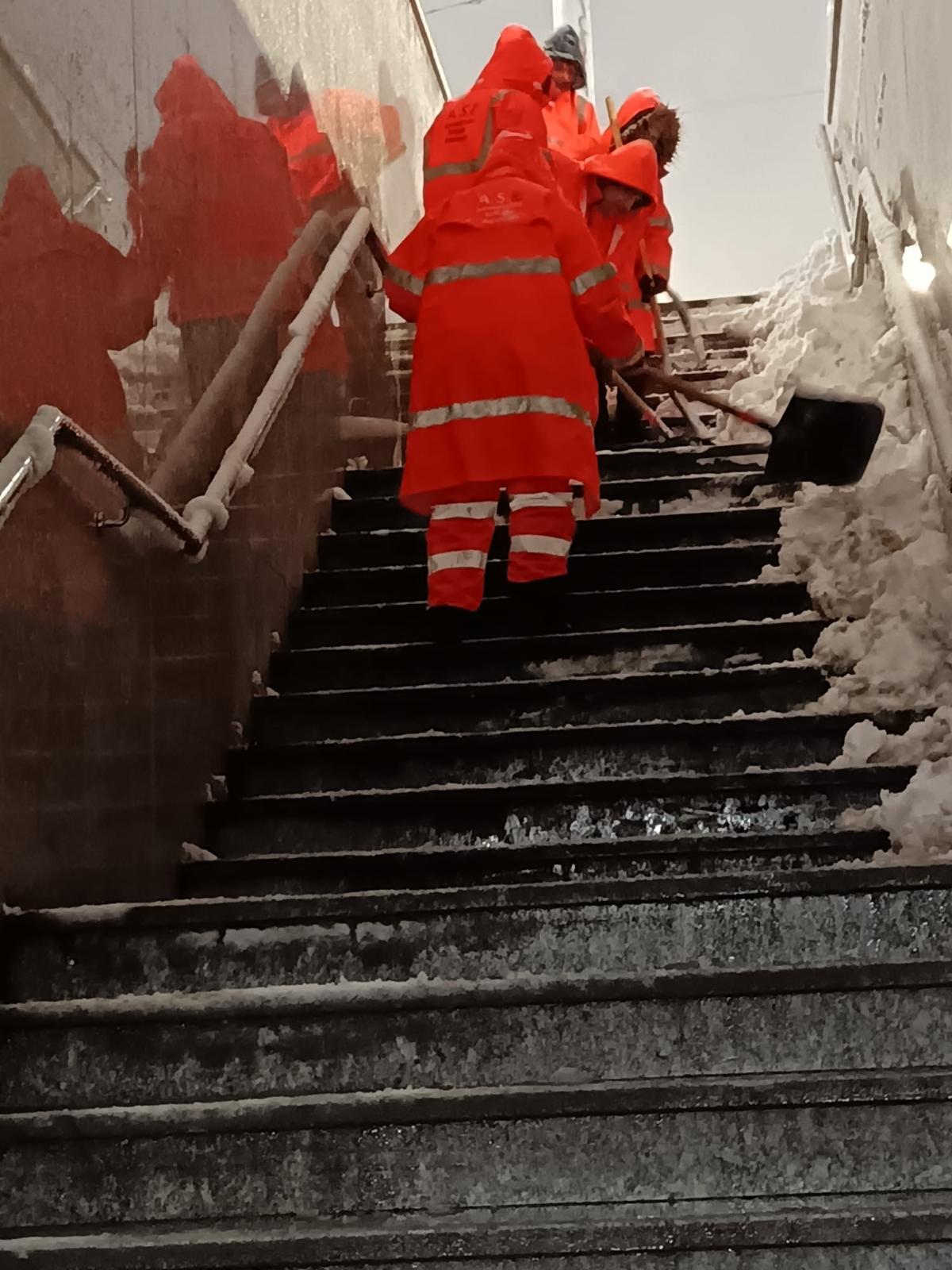 Ciprian Ciucu a ieșit la miezul nopții pe străzile din București. Dimineața, Primăria îi lăuda pe cetățeni că au deszăpezit orașul: „Primarul coordonează situația. Par mobilizați”