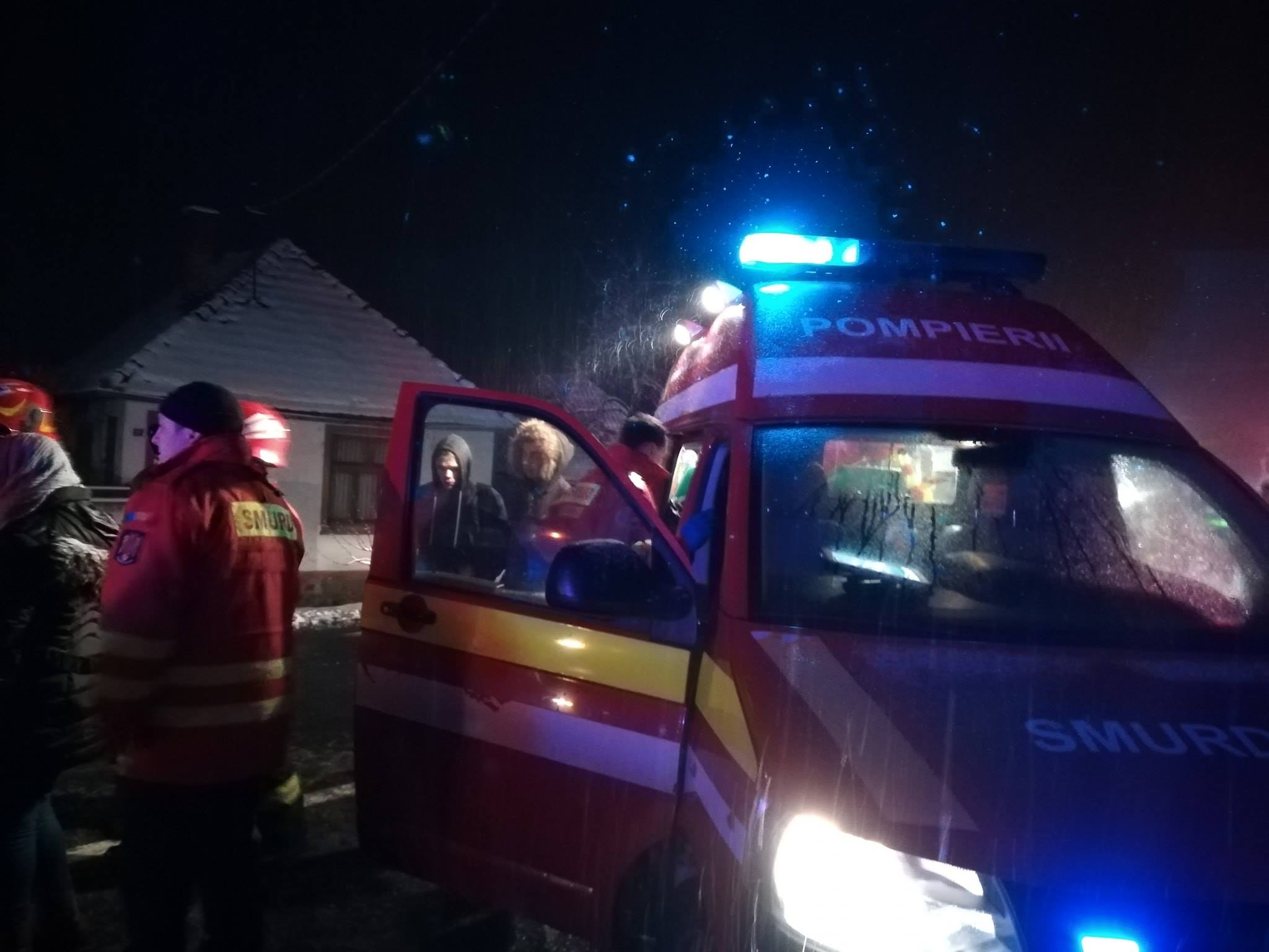 Un mort și 12 răniți într-un accident pe DN7. Un microbuz a intrat în coliziune cu un TIR. Traficul este blocat în apropiere de Lipova