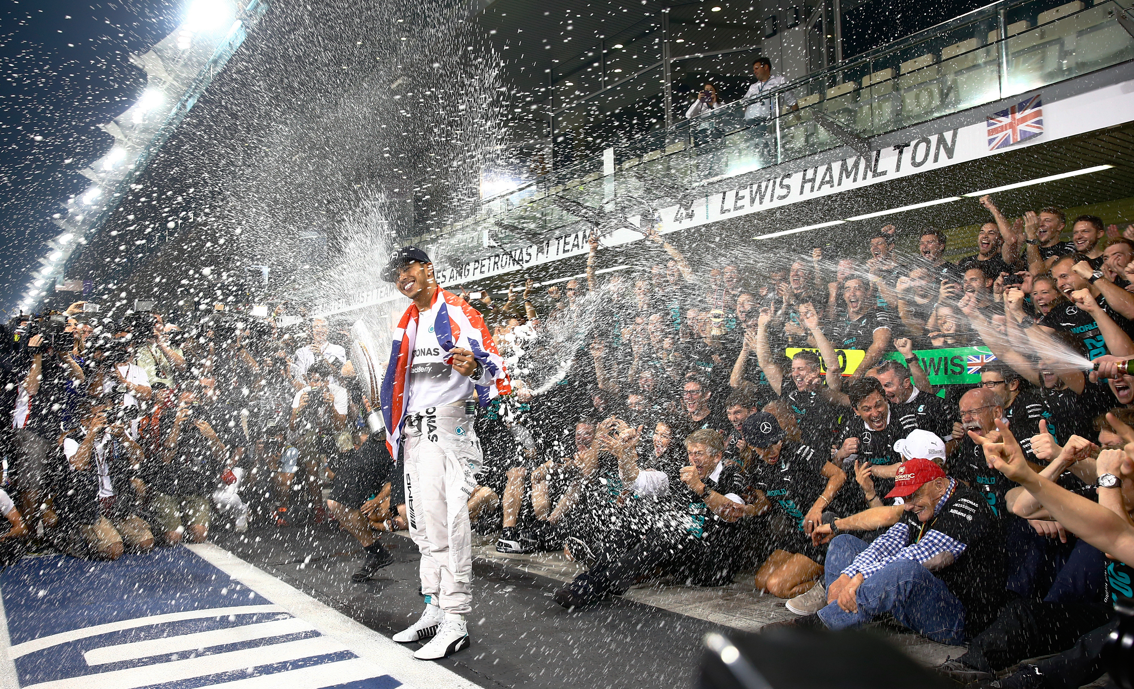 FORMULA 1 / Lewis Hamilton a câştigat titlul mondial! O maşină a luat foc!