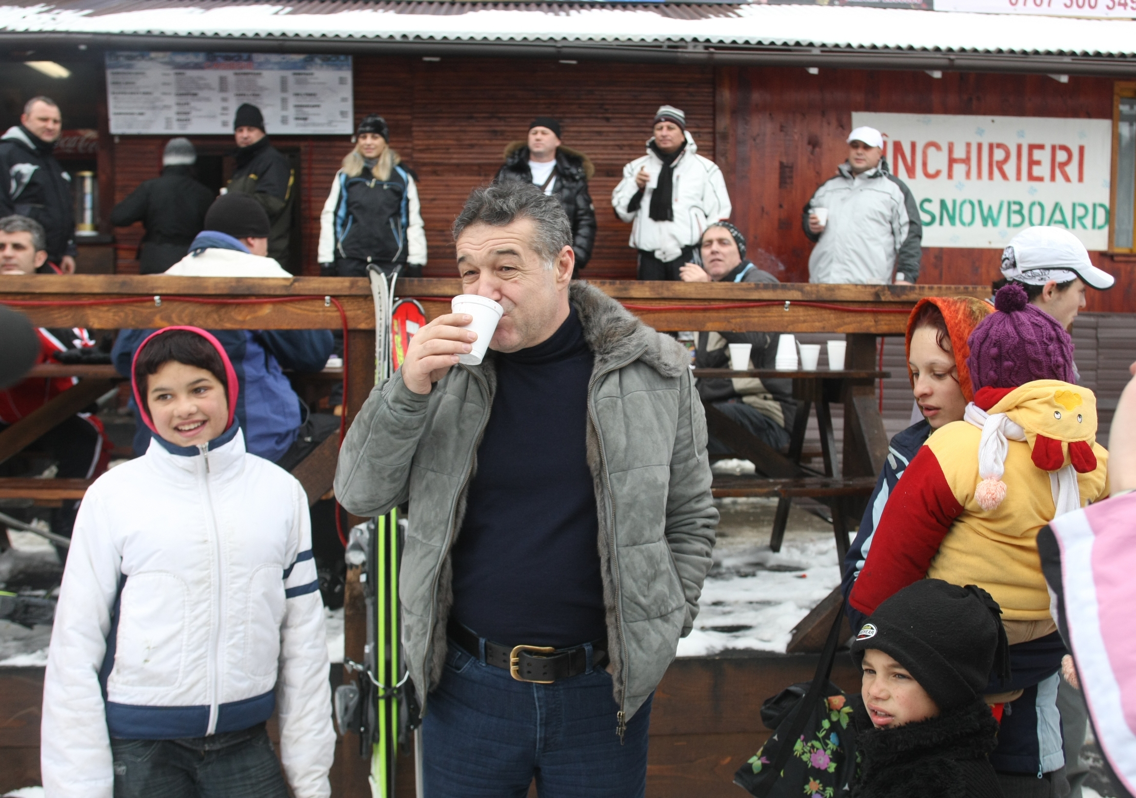Steaua duce dorul unor fotbaliști adevărați, dar Gigi Becali dă banii pe petreceri private! Revelion de 10.000 de euro la munte! GALERIE FOTO