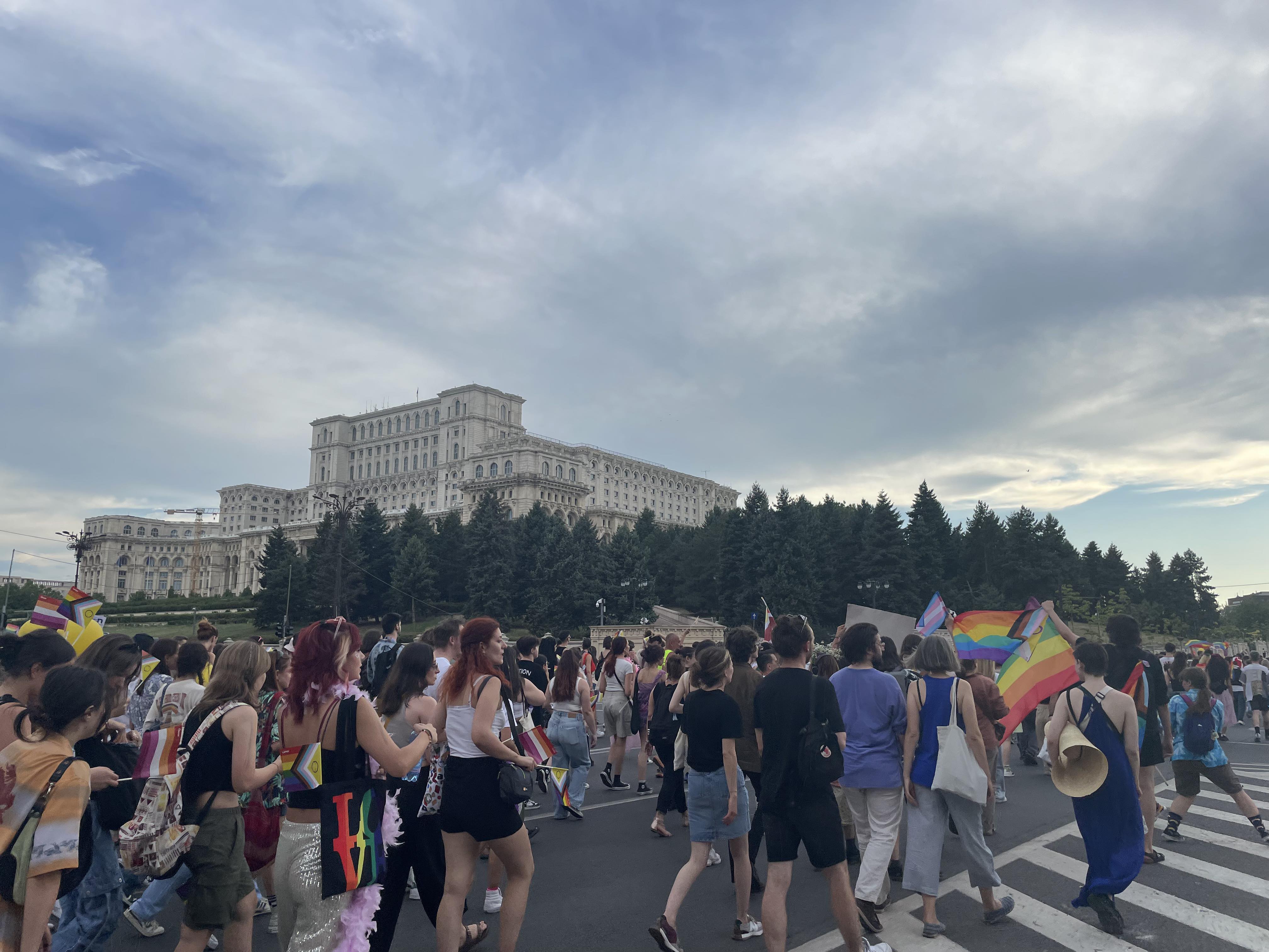 Aproape 25.000 de oameni au participat la Bucharest Pride, la câteva ore după ce 150 de persoane au luat parte la „Marșul normalității”