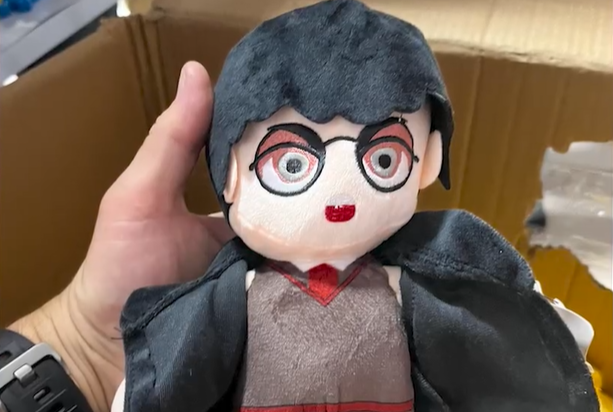 Több ezer, gyerekekre is veszélyes, hamis játékot talált a NAV egy budapesti üzletben - videón a világ legfurcsább Harry Potter játéka