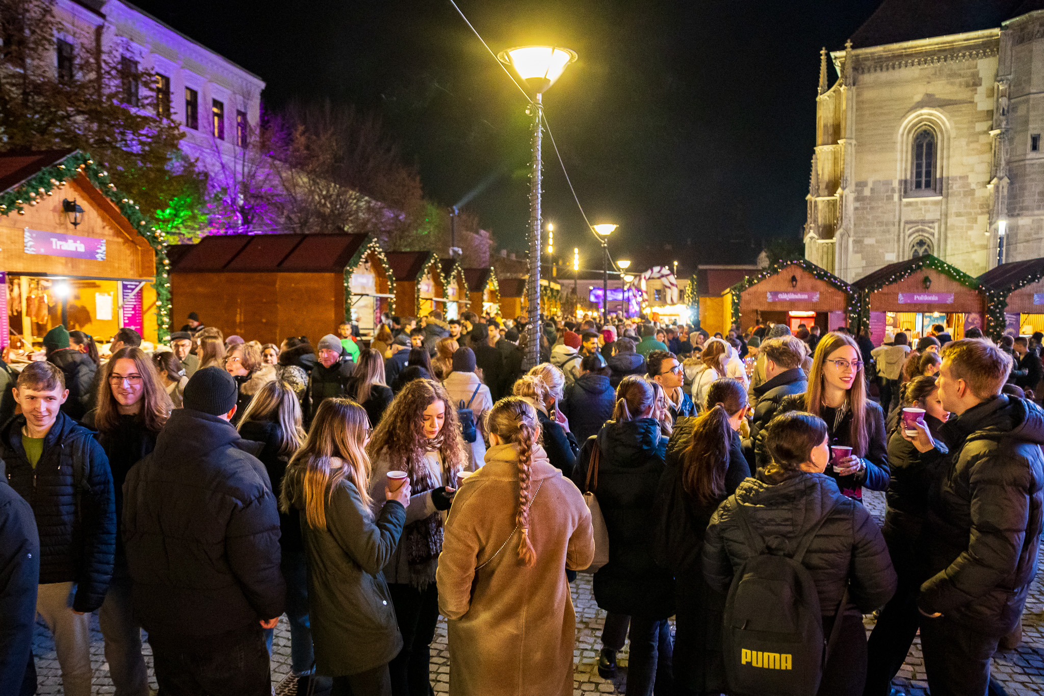 FOTO. „Planeta Crăciun”, târgul de Sărbători de la Cluj și-a deschis porțile. Ce se poate cumpăra de la căsuțele amplasate în centrul orașului 