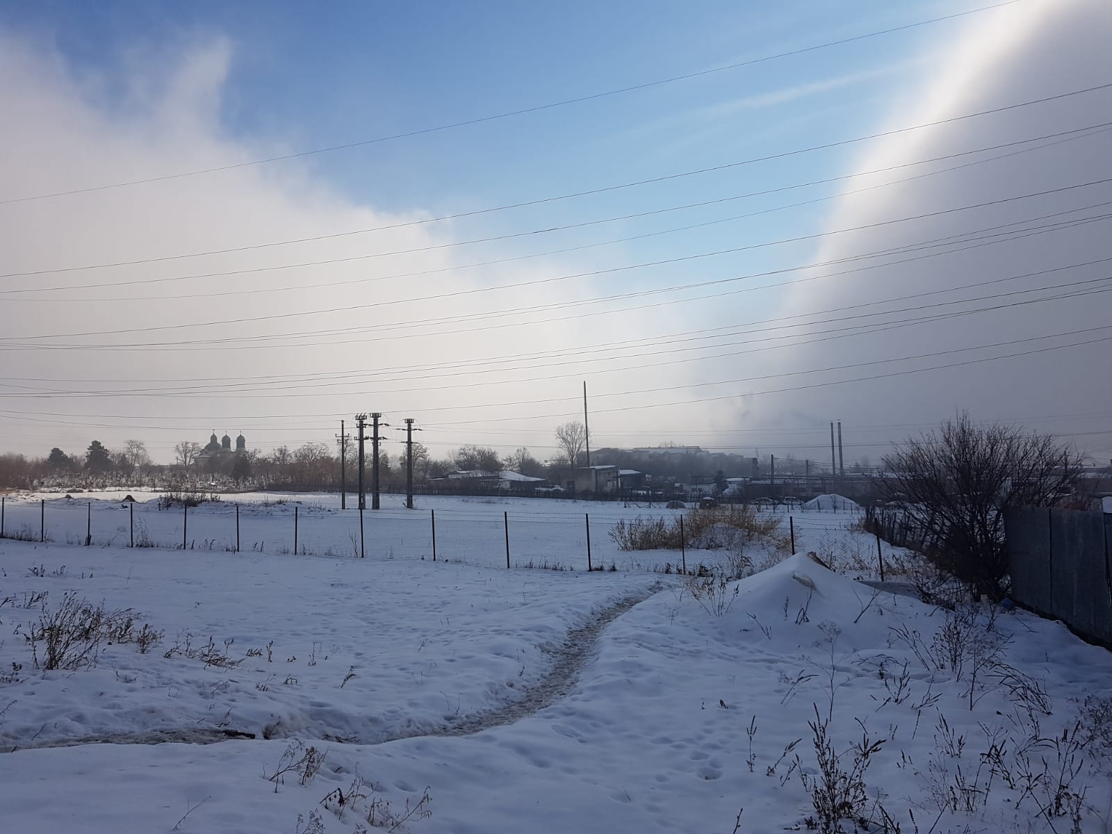 VIDEO&FOTO / Coliba unchiului Gabără. Un bărbat din Huși trăiește de 11 ani într-un bordei: "Doar preotul mă scoate de aici"