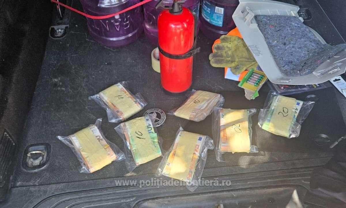 Un șofer ucrainean a vrut să iasă din România cu 343.700 de euro și să intre cu ei în Bulgaria, ascunși în barele microbuzului pe care-l conducea