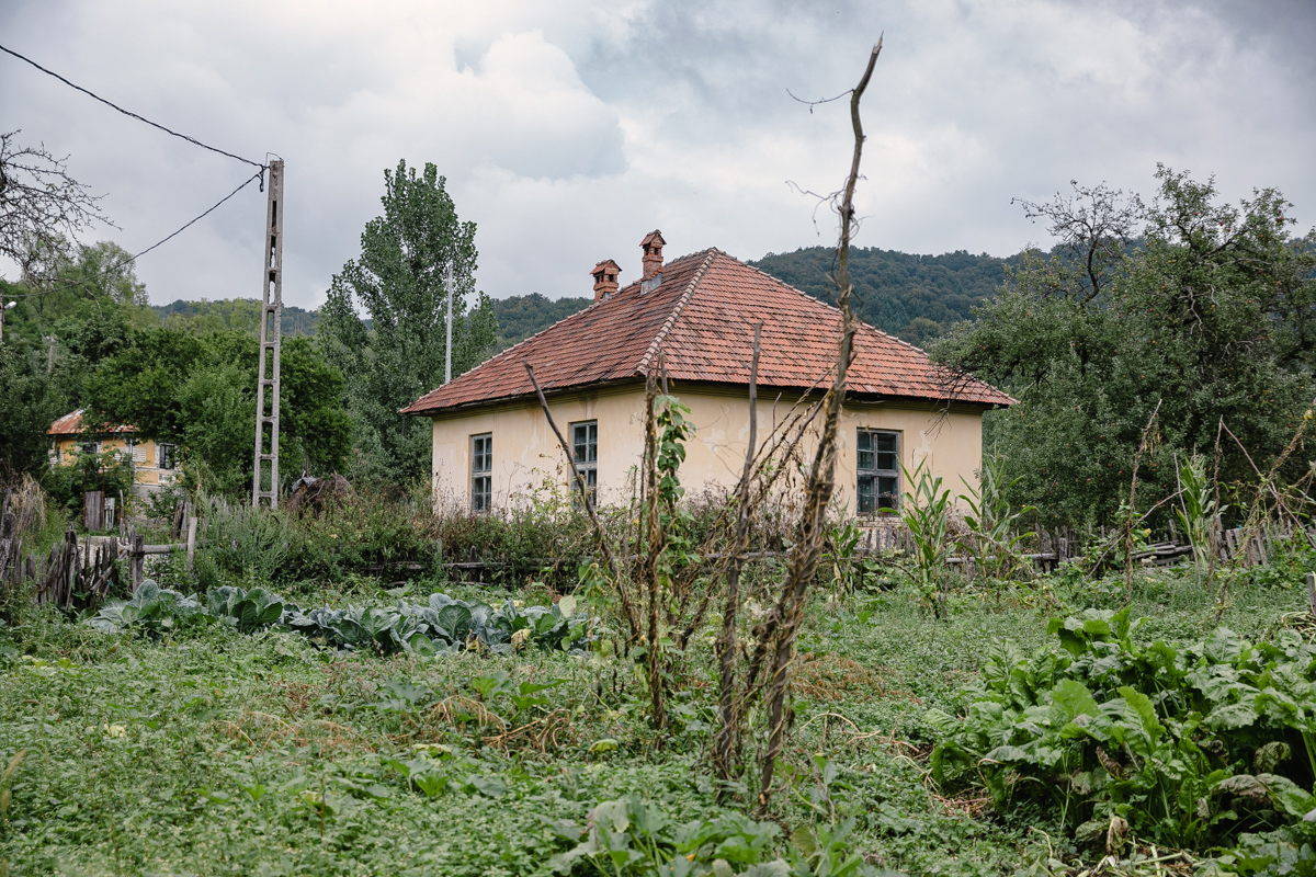 REPORTAJ. Viața celor 10 locuitori rămași în satul în care Gigi Becali a făcut o mănăstire și are planuri pentru alta: „Domnul ăsta a venit la poartă, m-a întrebat câţi ani am, apoi s-a dus şi mi-a adus o găleată de apă”