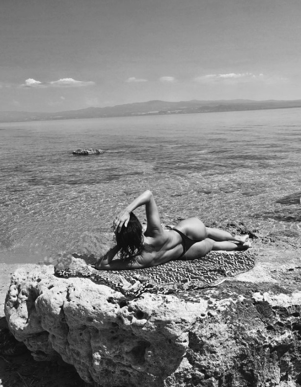 INNA, topless la plajă. Imagini cu cântăreața doar în bikini, în vacanță
