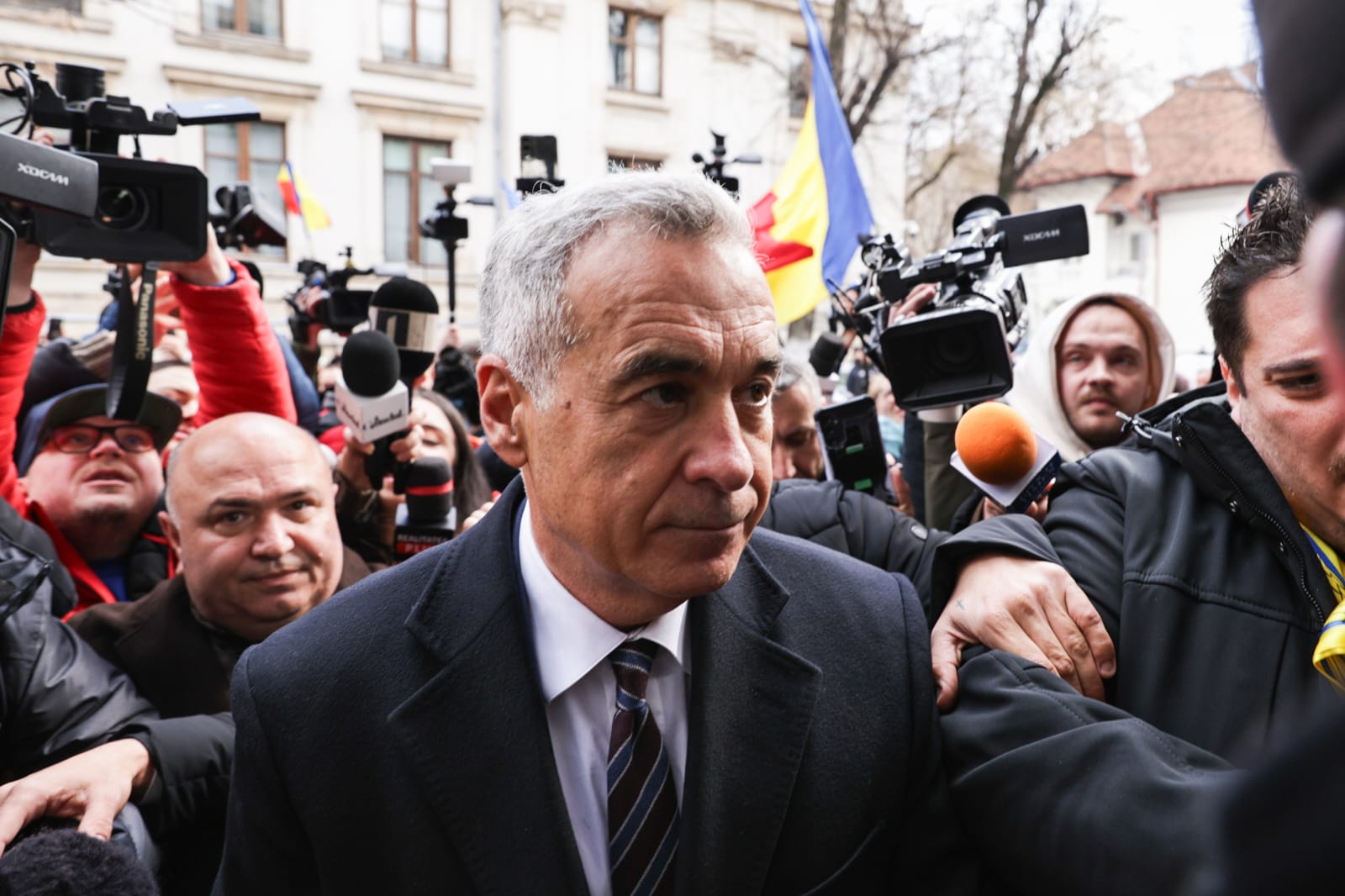 Călin Georgescu, înconjurat de susținători în fața Judecătoriei Sectorului 1: „Sunt nevinovat”. Decizia judecătoriei, amânată