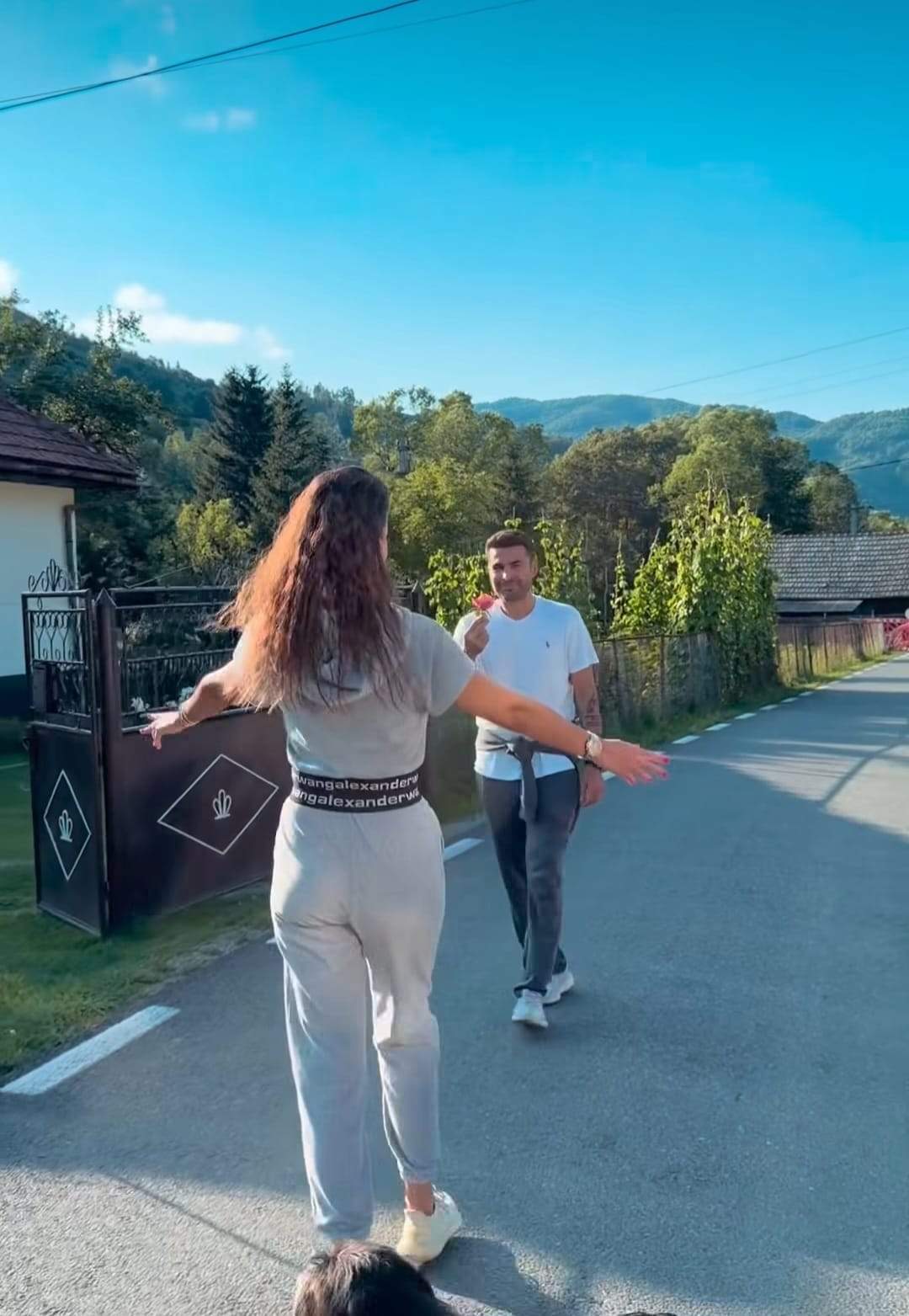Gestul făcut de Andrian Mutu în plină stradă, pentru soția lui. Ce i-a dăruit Sandrei în fața tuturor. „Viața trăită simplu, doar după instinct!”