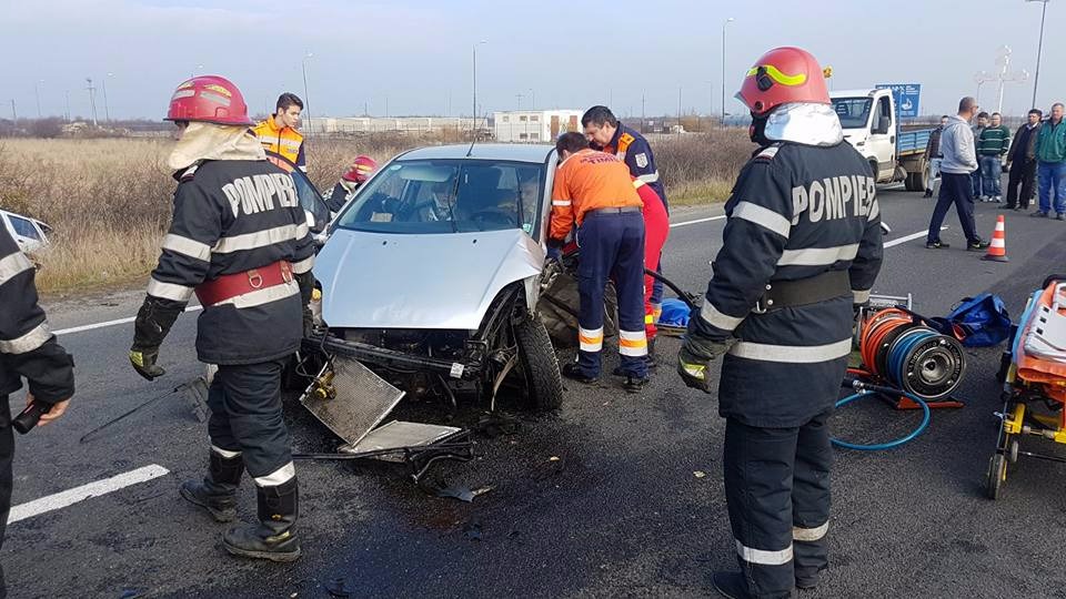 Accident în Timiș. Un șofer de 22 de ani a trimis trei oameni la spital, după ce a întors fără să se asigure