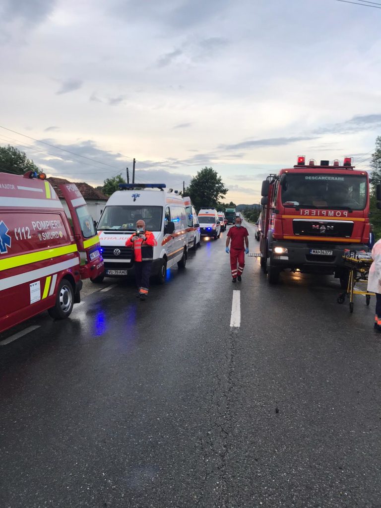 FOTO | Microbuz cu 14 persoane, accident în Vâlcea. A fost declanșat planul roșu