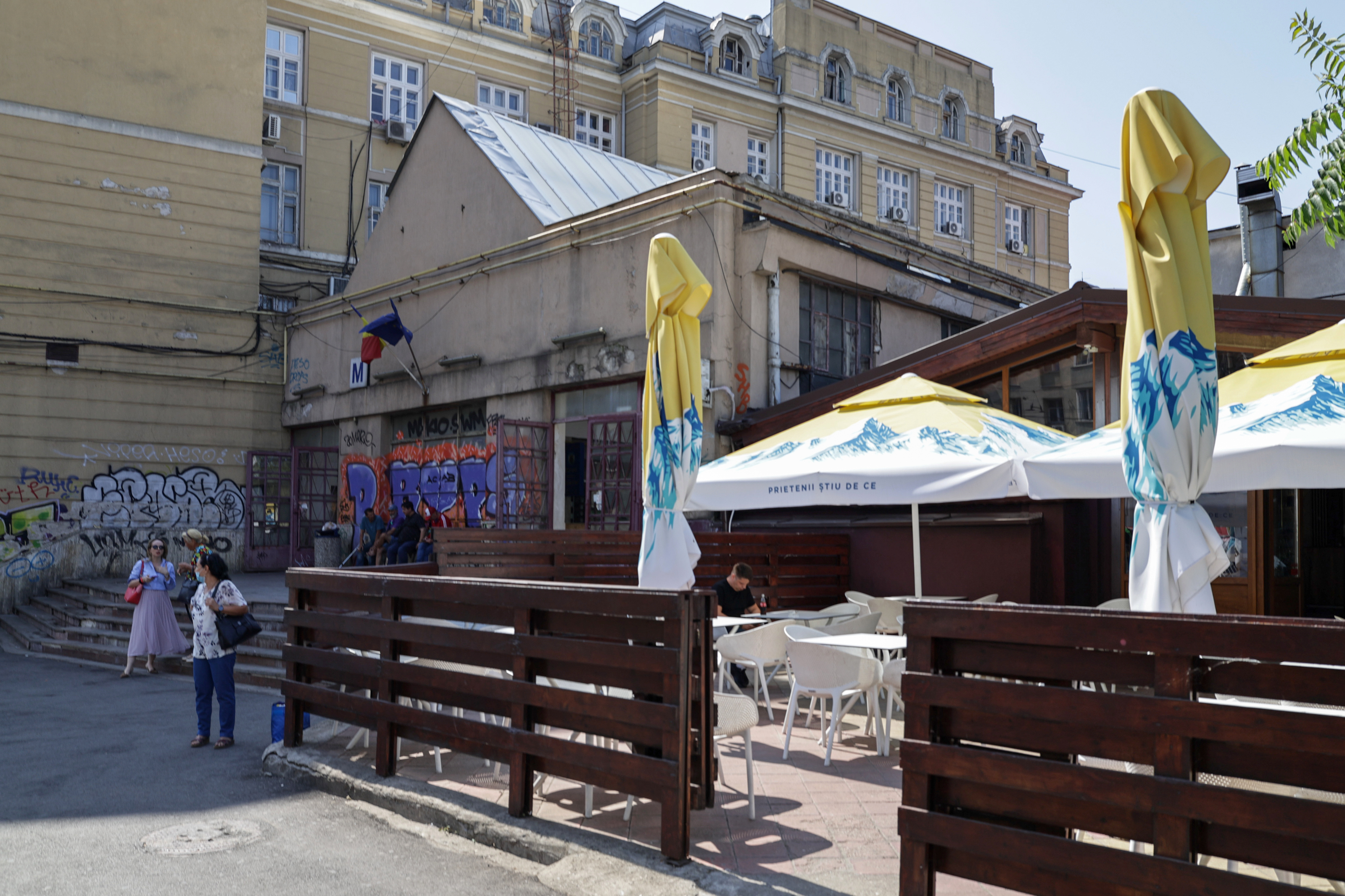 Icoane, merdenele și chiloți. Între istorie și mizerie: ce s-a ales de una dintre cele mai importante clădiri din București