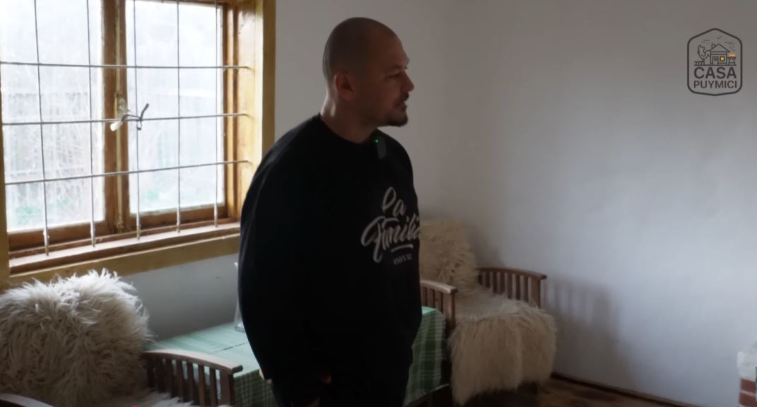 Imagini cu casa de la țară a lui Puya, după ce a renovat-o complet: „Se pot construi case și din resturi găsite”